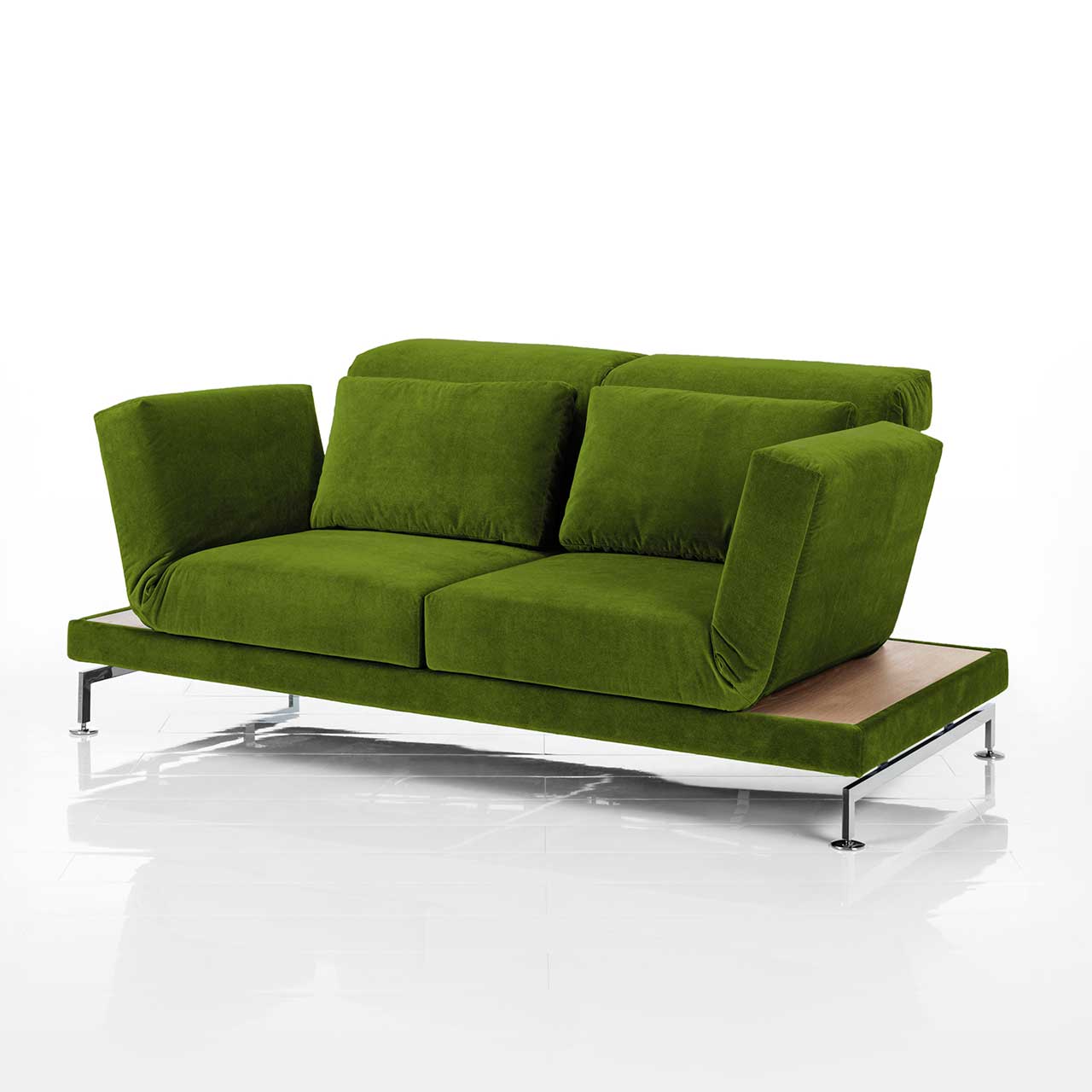 brühl moule small - Sofa 73207 Sofa in grünem Stoff. Rechts und links neben den Armlehnen befinden sich schmale Ablageflächen in hellem Holz.