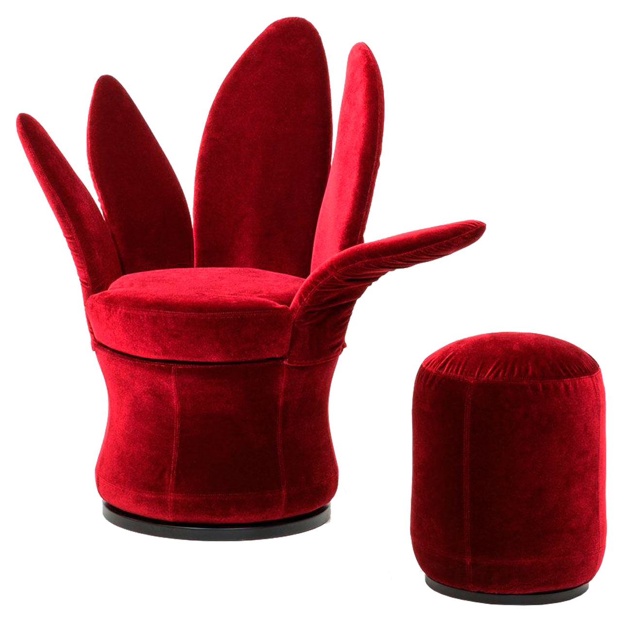 brühl lemon-blossom Hocker 63461 Ein Sessel und ein Hocker in rotem Stoff. Beide Polstermöbel haben einen Drehteller als Basis. Der Sessel hat einen runden Sitz. Die Arm- und Rückenlehnen bestehen aus fünf blattartige Elementen, so dass sie an Blütenblätter erinnern.