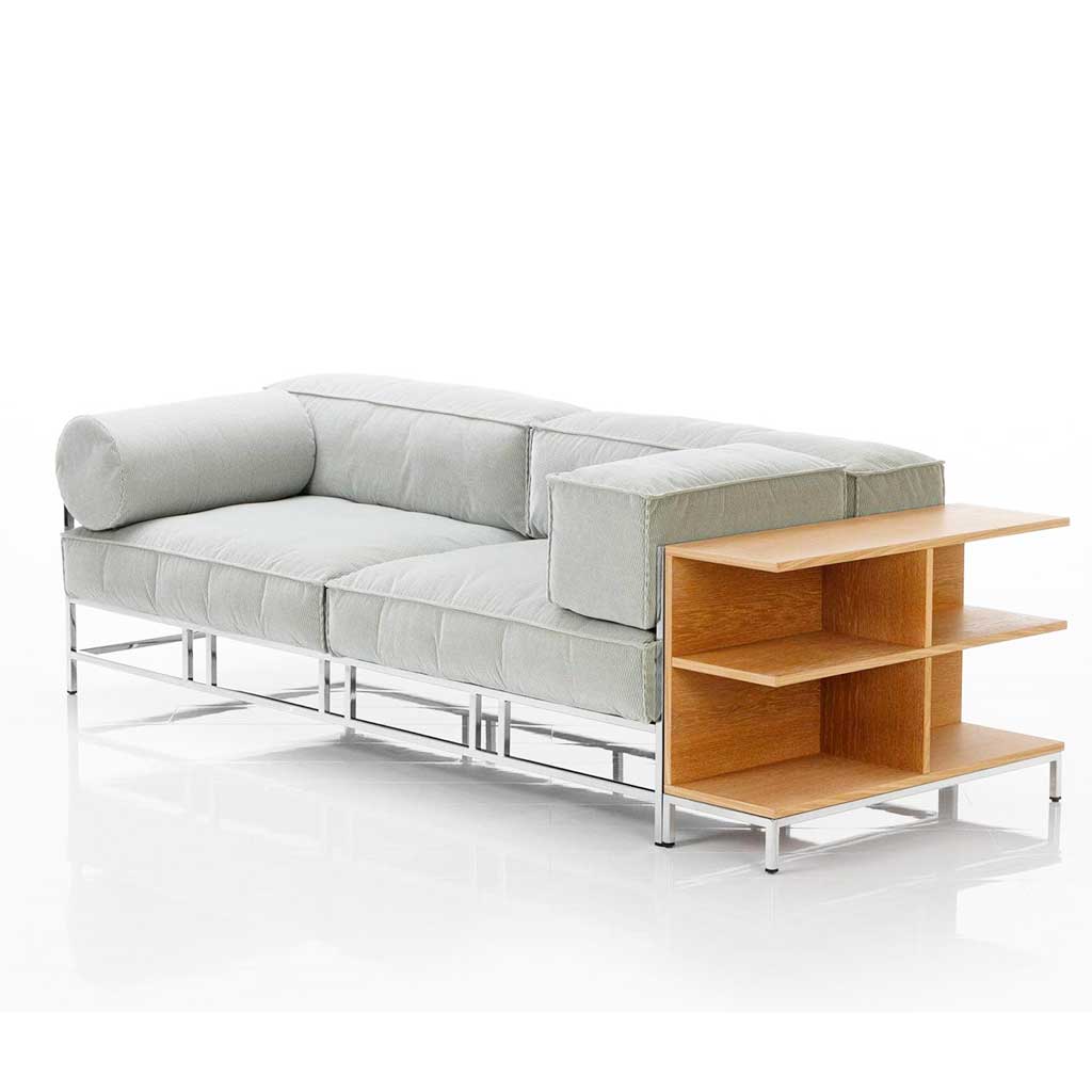 brühl easy pieces 62092 Sofa mit Polstern in hellem mint und chrom glänzendem Untergestell. Rechts neben dem Sofa ist ein niedriges, offenes Regal an das Sofa angestellt.