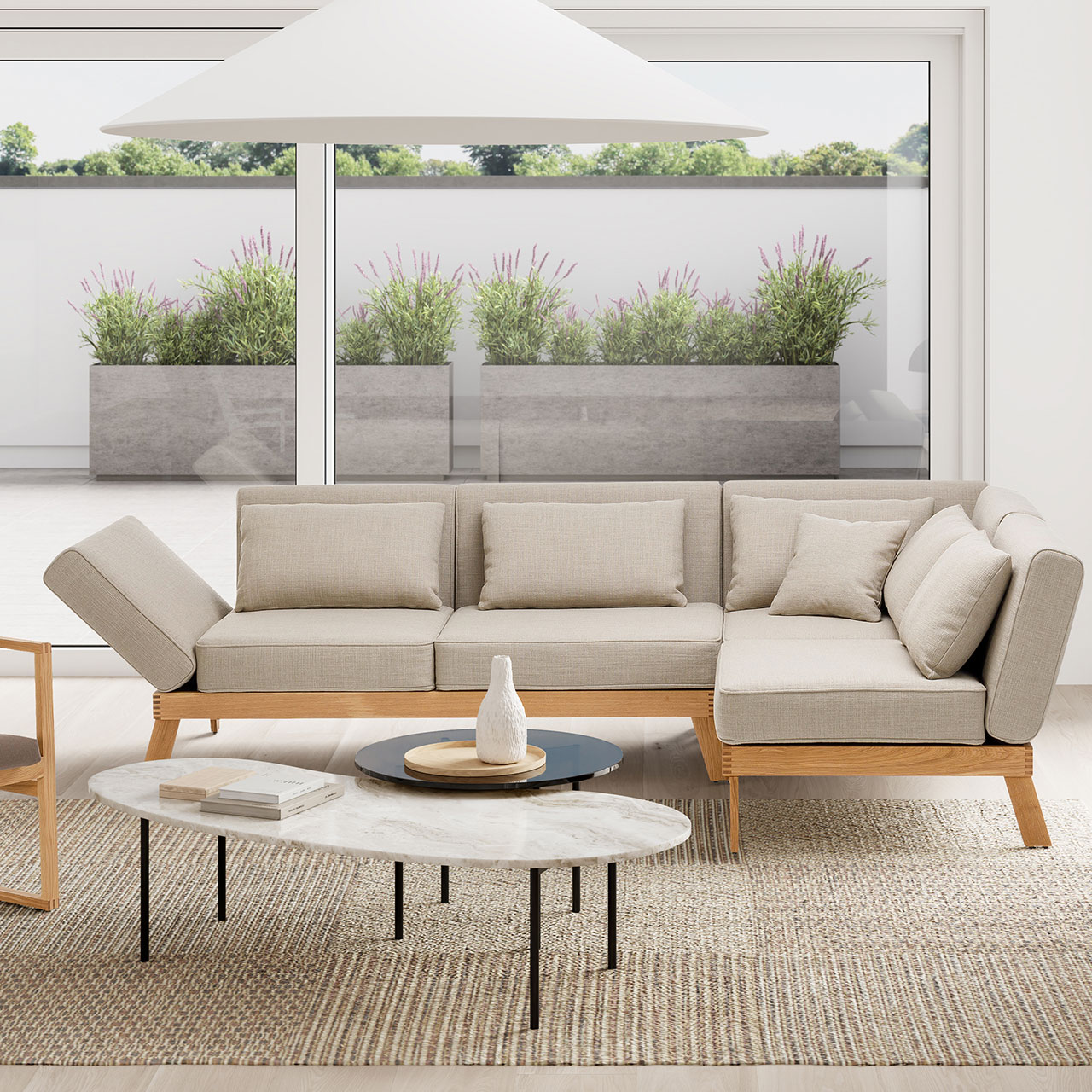 brühl lofoten lounge - Eckgarnitur 73421 + 73421 Ambientebild. Eine Eckgarnitur der Serie brühl lofoten lounge steht vor einem bodentiefen Fenster. Der Blick geht auf eine Terrasse.