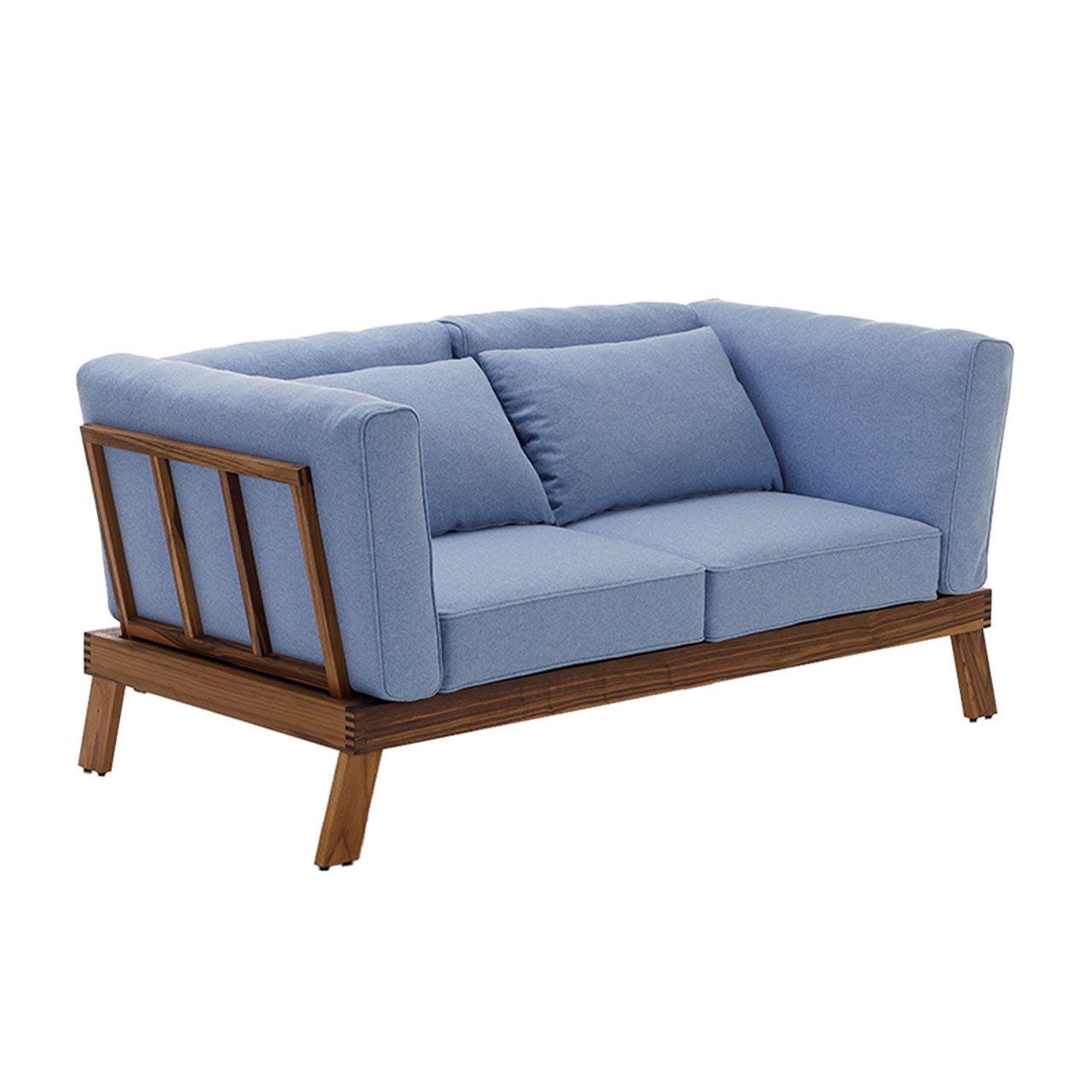 brühl lofoten pure - Sofa-2,5 73508 Frontansicht auf das Sofa brühl loofoten pure. Die Polster sind hellblau bezogen. Das Holzgestell ist in Eiche dunkel. Da die Polster nur aufliegen, ist auch das Gestell für Arm- und Rückenlehnen zu erkennen.