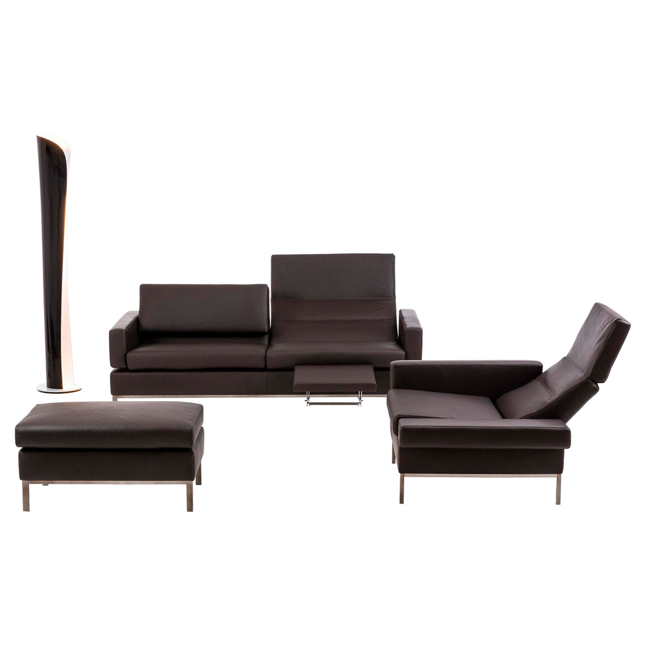 brühl tomo - Sessel Sofa, Sessel und Hocker der Serie brühl tomo in dunkelbraunem Leder. Das Sofa steht quer im Hintergrund, rechts davor ist der Sessel um 90 Grad gedreht zum Sofa und links vor dem Sofa steht der Hocker
