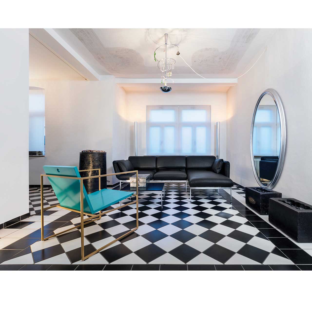Ambientebild Garnitur brühl roro medium classic 74106 + 74123 Eckgarnitur der Serie roro medium classic mit Longchair rechts und Anstellsofa links in schwarzem Leder.