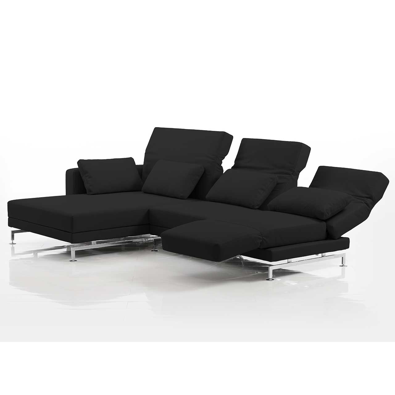 brühl moule-medium - Sitzgruppe 73138 + 73123 Eckgarnitur mit breitem Longchair links in schwarzem Stoff. Die mittlere und rechte Rückenlehne sind teilweise abgesenkt. Die rechte Armlehne ist zur Fußstütze vorgeschwenkt.