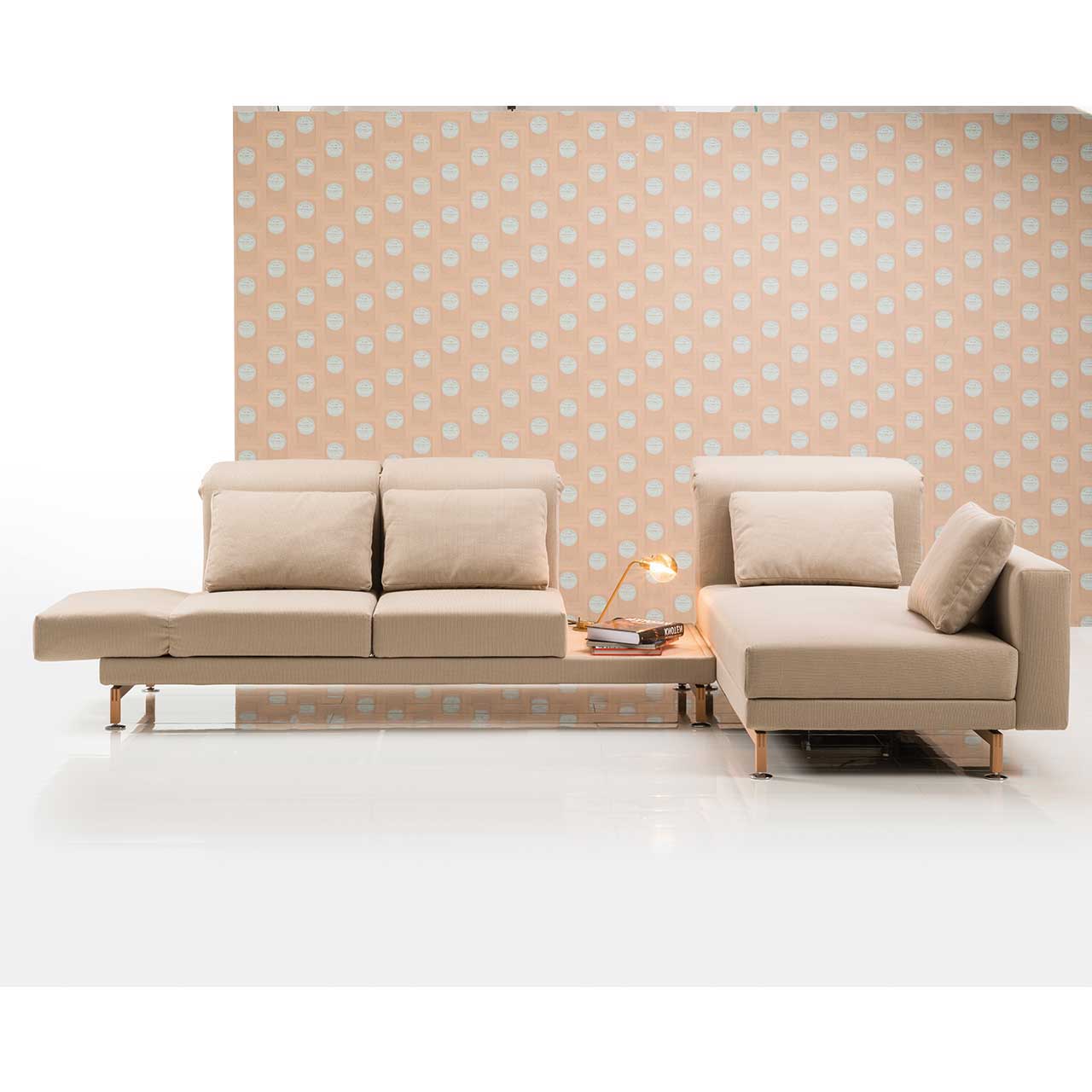 brühl moule-medium - Sitzgruppe 73131 + 73128 Eckgarnitur in hellbraunem Stoff mit Longchair rechts und mit Ablagefläche zwischen Longchair und Anstellsofa.