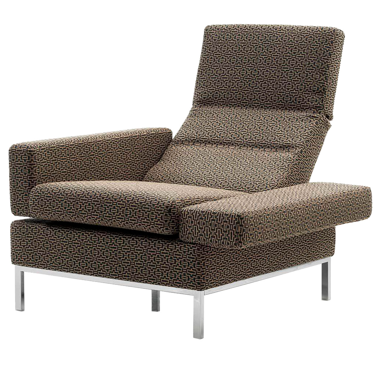 brühl tomo - Sessel Sessel in braunem Stoff mit Untergestell in chrom glänzend. Die Kopfstütze ist aufgeklappt, die rechte Armlehne waagrecht abgeklappt.