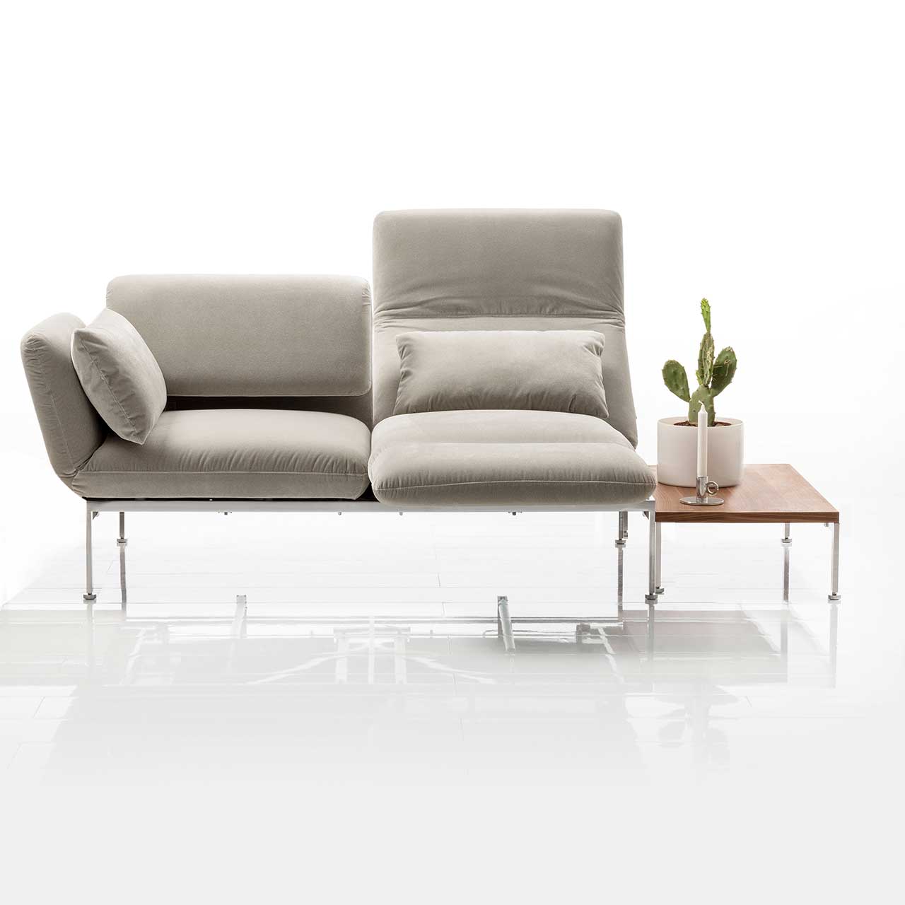 Zusatztisch brühl roro medium soft 74084 Nussbaum Sofa der Serie roro medium soft mit Zusatztisch rechts in Nussbaum.