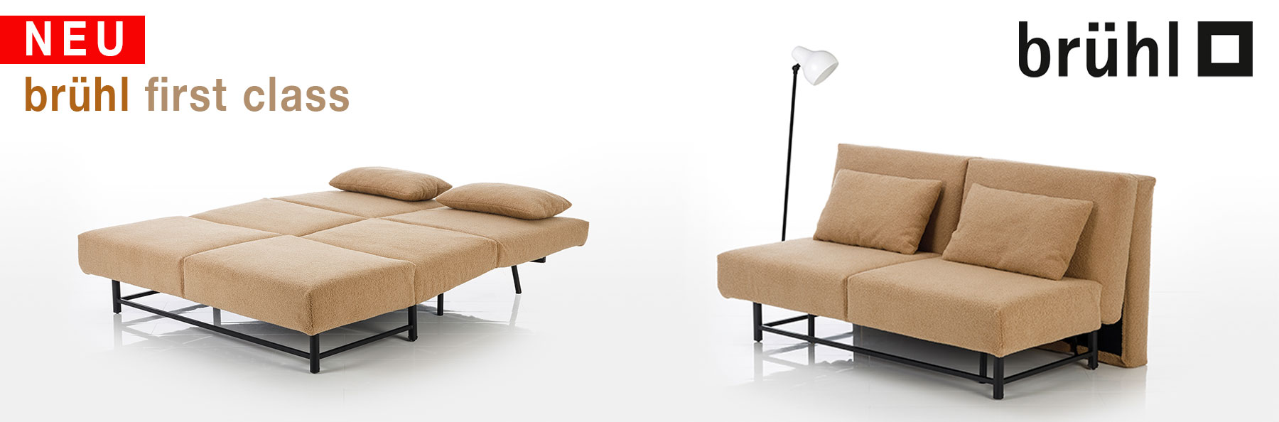 Zur neuen Serie brühl first class Bettsofa in beigem Stoff. Einmal ausgezogen zur Liegefläche und einmal als Bettsofa. Schriftzug: Neu brühl first class.