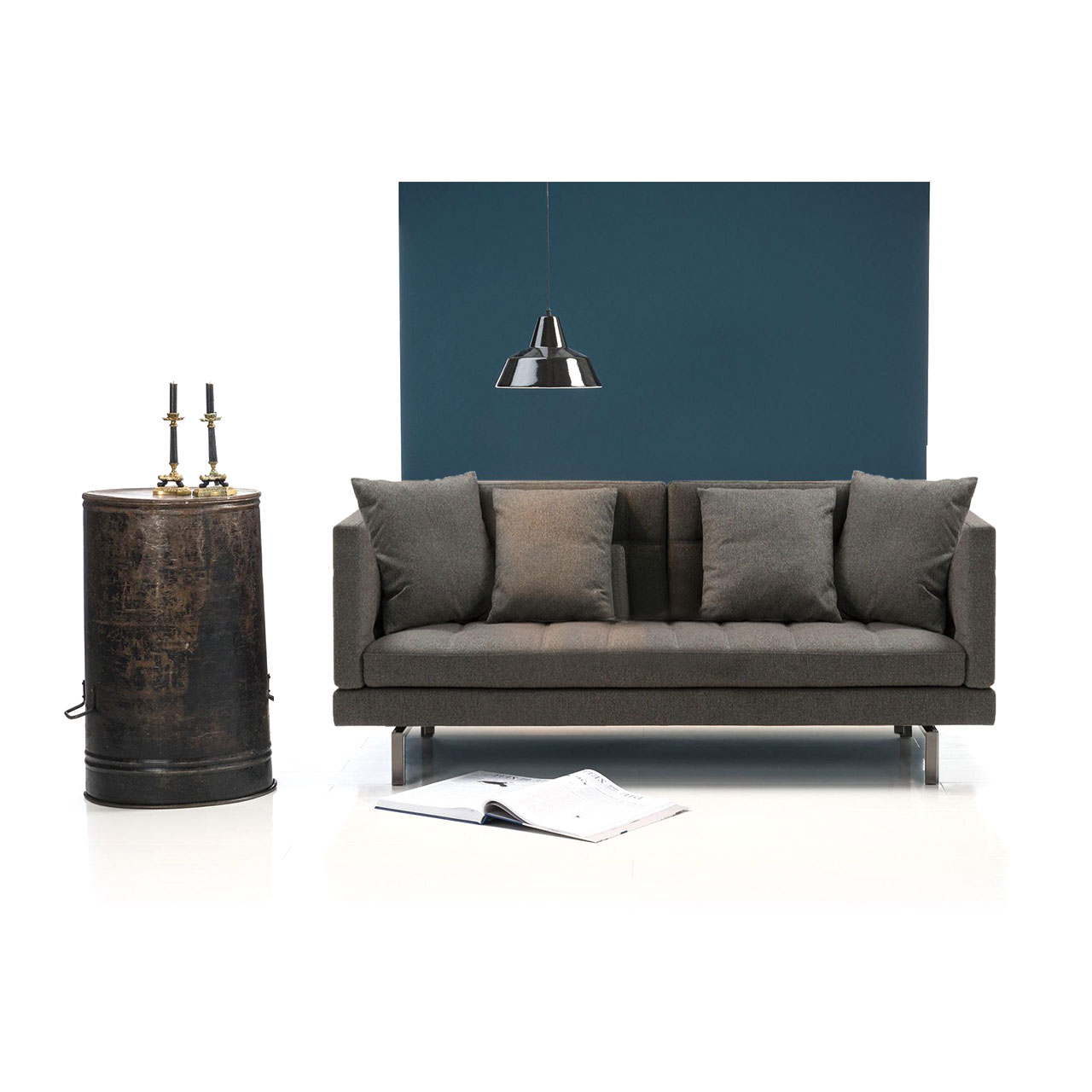 brühl amber Sofa 2,5-Sitzer Dunkelbraunes Sofa mit schmalen, halbhohen Armlehnen.
