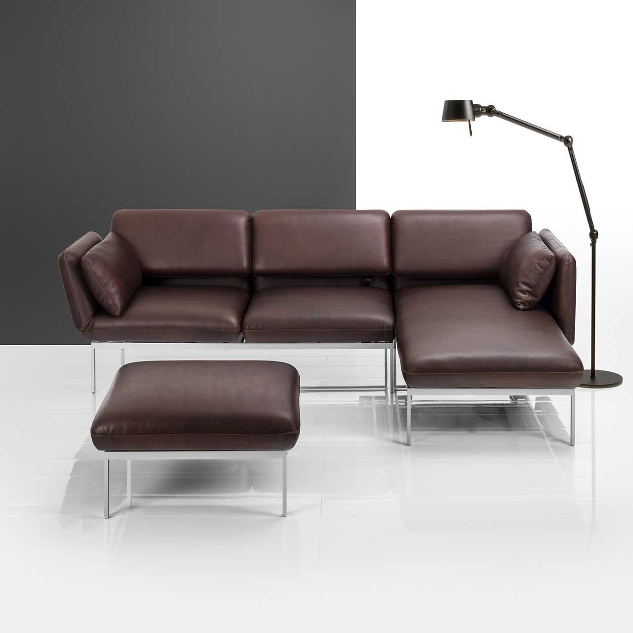 Kombination brühl roro medium classic Kombination aus Longchair rechts und Anstellsofa links der Serie roro medium classic in braunem Leder.