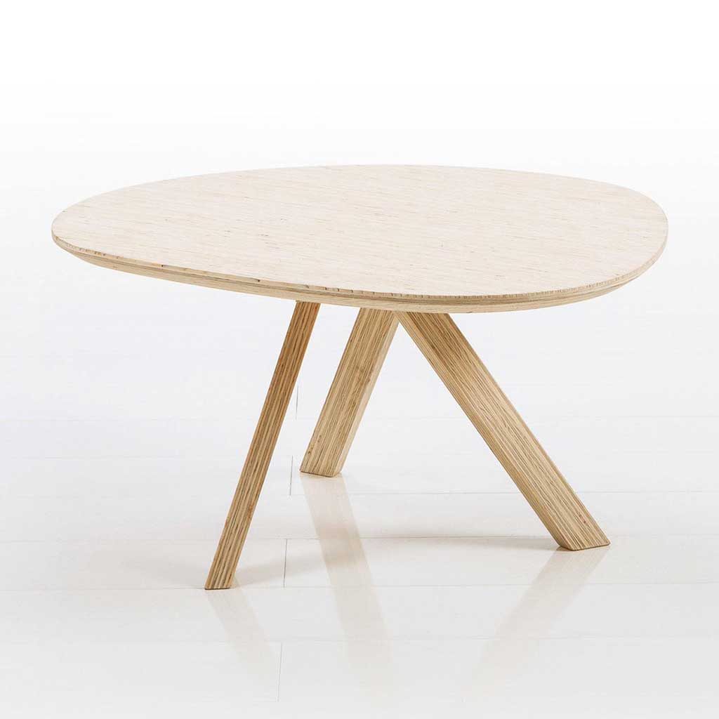 brühl mosspink - Tisch medium 56292 Eiche hell Beistelltisch in heller Eiche mit ungleichmäßig gerundeter Tischplatte. Der Tisch hat drei Beine.