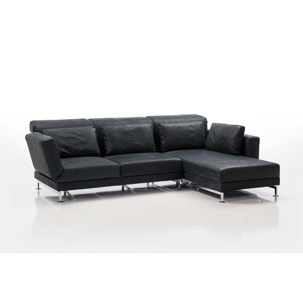 brühl moule small - Garnitur 73222 + 73231 Eckgarnitur in schwarzem Leder mit Longchair rechts, dekoriert mit vier Kissen.