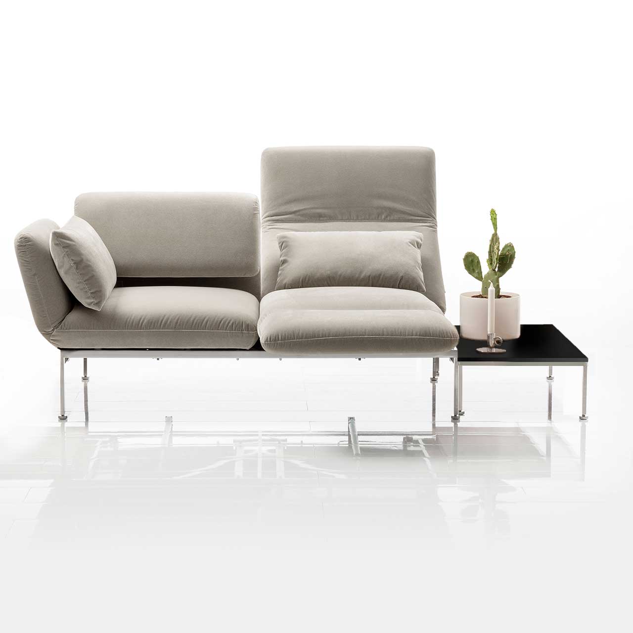 Sofa der Serie roro medium spring mit Zusatztisch rechts in Eiche schwarz.