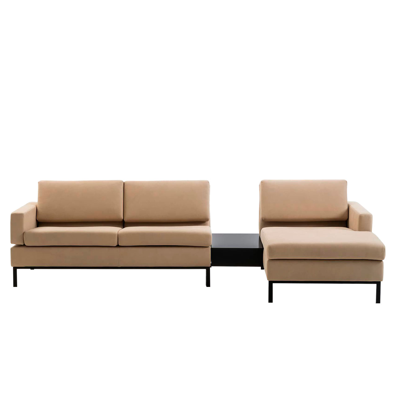 brühl tomo - Eckgruppe  Garnitur in beigem Leder mit Longchair rechts und einem Einhängetisch zwischen Longchair und Anstellsofa.