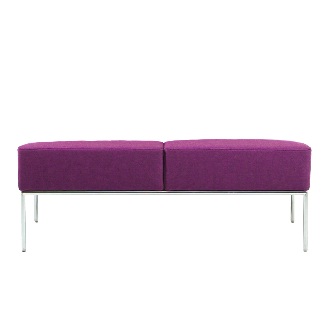 brühl add1 Sofa Eine Bank ohne Rückenlehnen mit zwei Sitzplätzen in violett. Das Untergestell ist mattchrom lackiert.