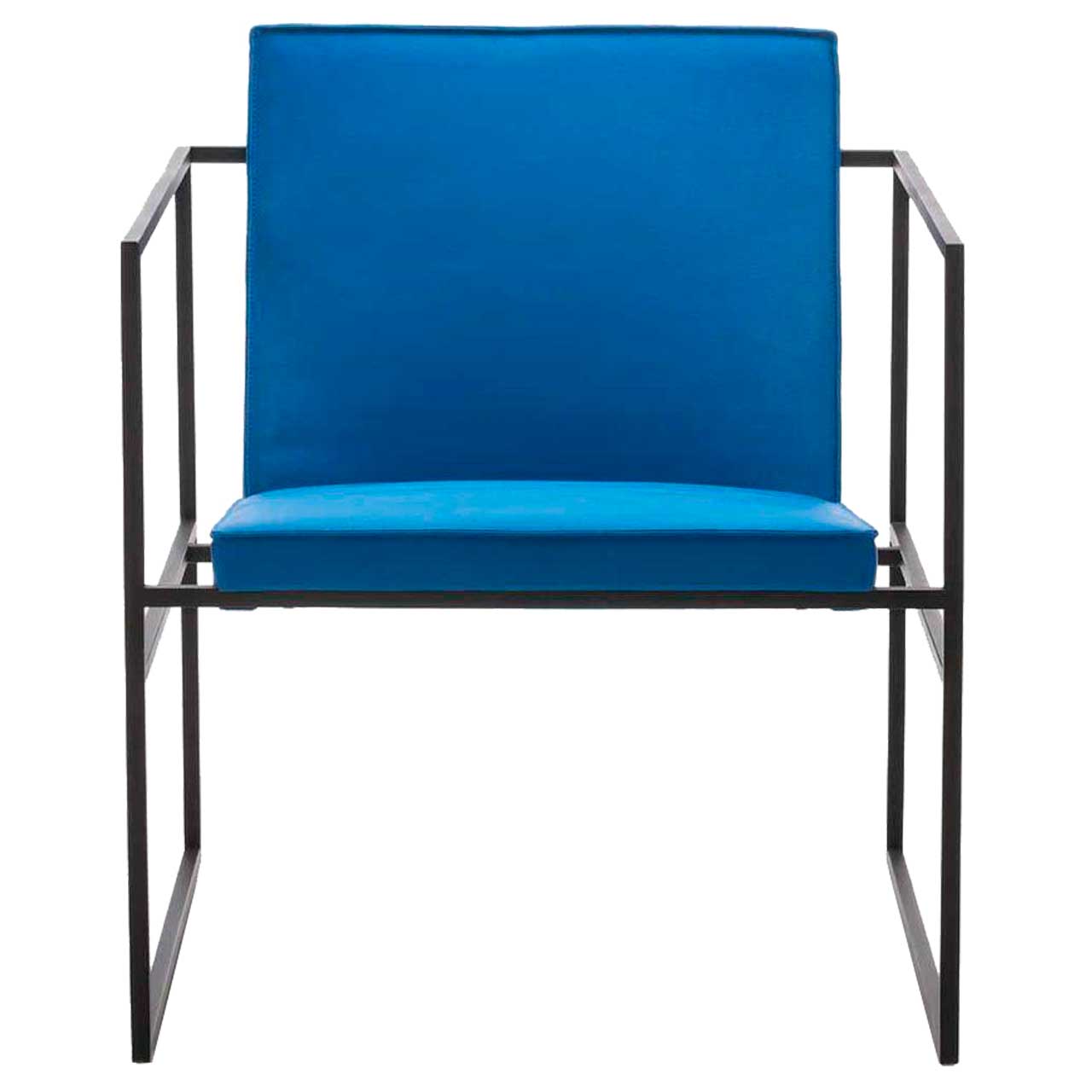 brühl grace metal 68002 Filigraner Sessel mit blauem Stoff bezogen. Das Untergestell ist aus schwarzem Metall.