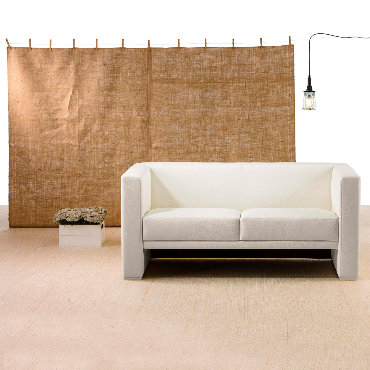 brühl visavis Sofa 21609 Weißes Ledersofa vor einem Raumteiler in groben Leinenstoff.