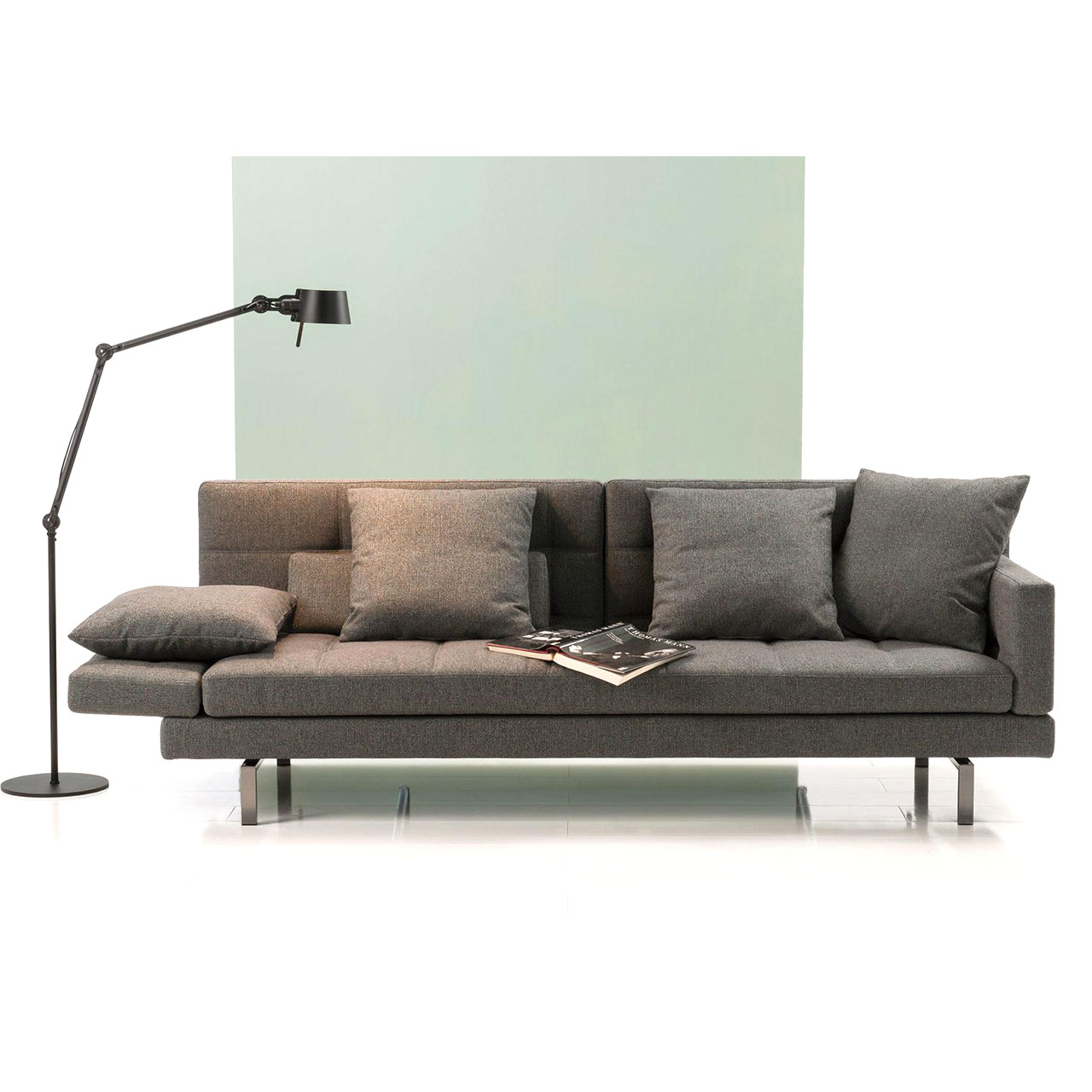 brühl amber Sofa 2,5-Sitzer Dunkelbraunes Sofa mit schmalen, halbhohen Armlehnen.