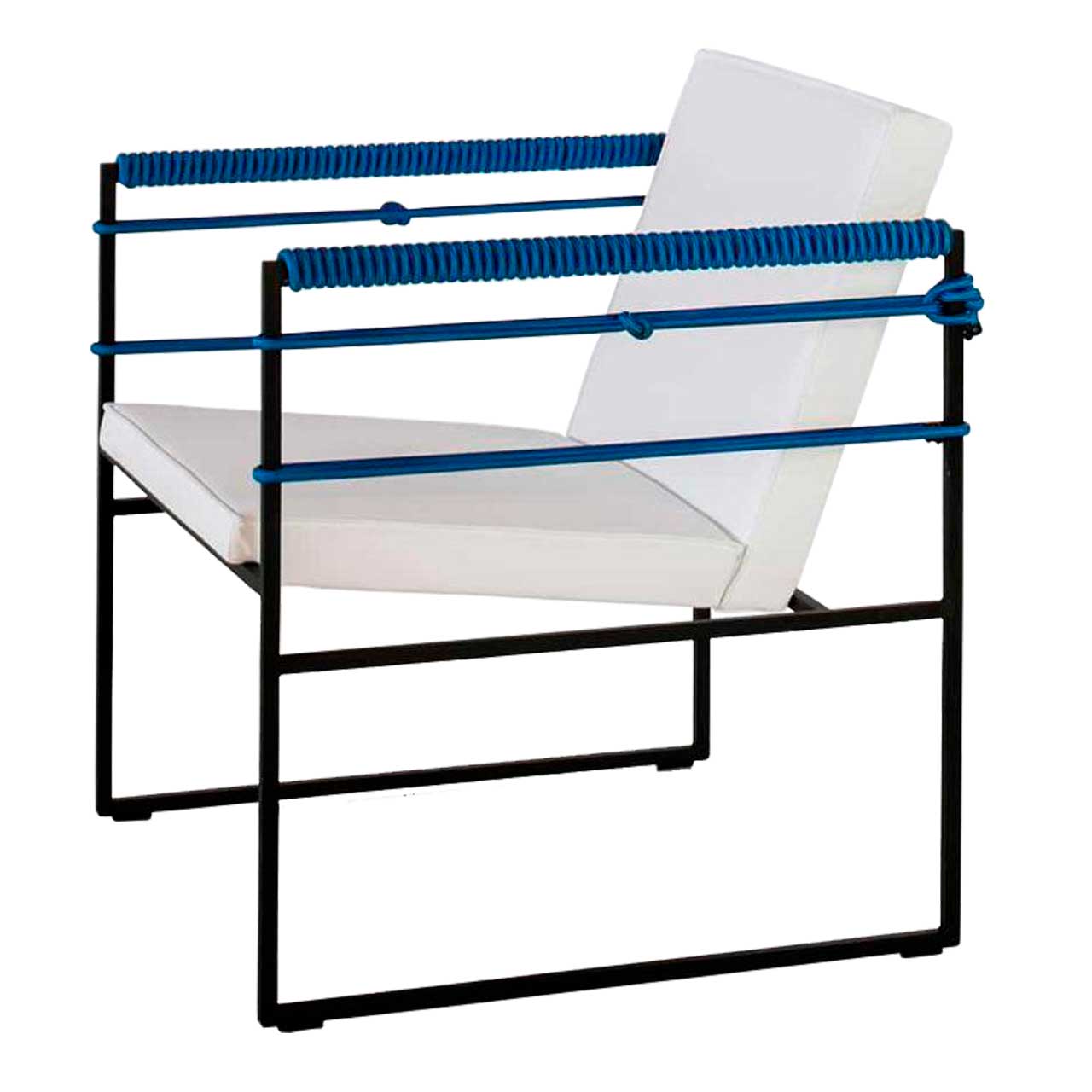 brühl grace metal 68022 Filigraner Sessel mit schwarzem Untergestell und weiß bezogenem Polster. Die Armlehnen sind quer mit blauem Bungeeseil bespannt.