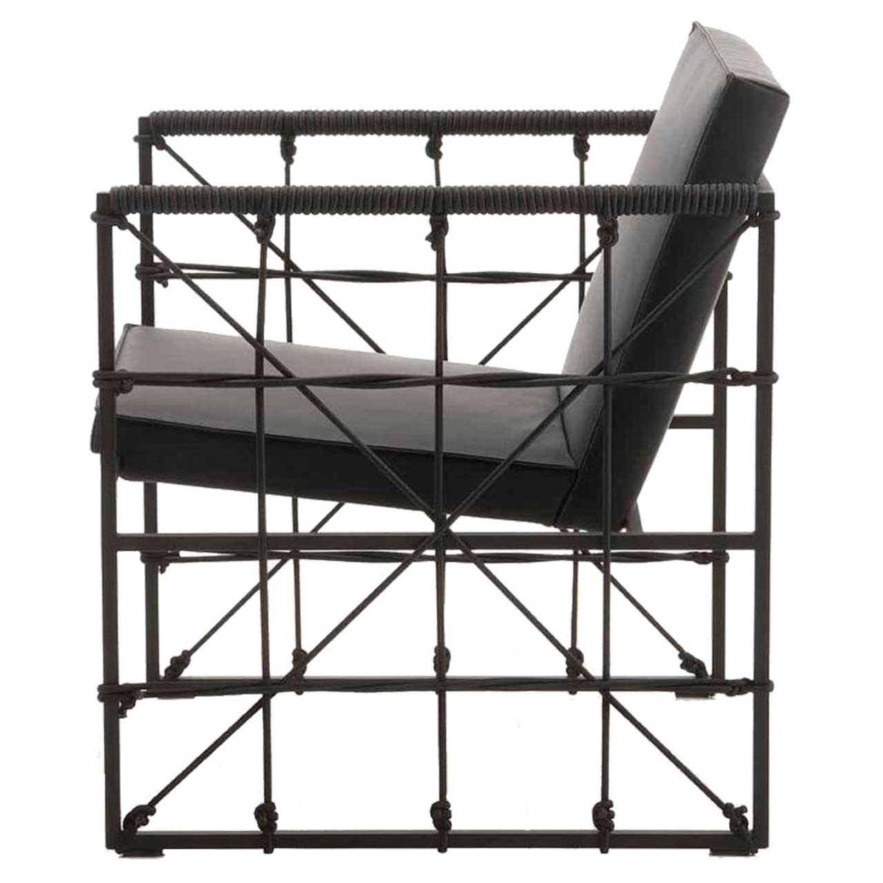 brühl grace metal 68023 Filigraner Sessel mit schwarzem Untergestell und mit schwarzem Leder bezogen. Die Seiten sind mit schwarzem Bungeeseilen bespannt.