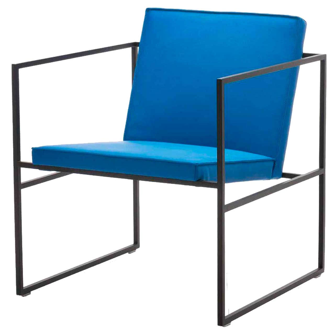 brühl grace metal 68002 Filigraner Sessel mit blauem Stoff bezogen. Das Untergestell ist aus schwarzem Metall.