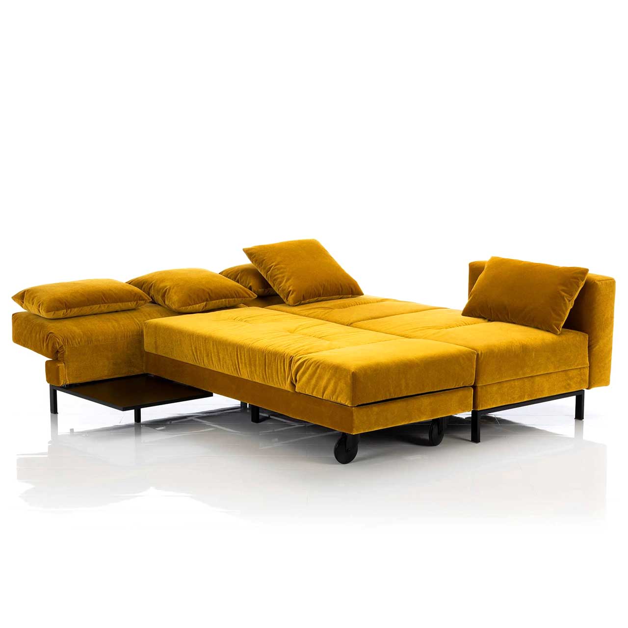 Four-two-68896-3 Gelbe Eckgarnitur. Der Longchair wurde umgeschwenkt und steht parallel zum Anstellsofa, so dass eine Liegefläche entsteht.