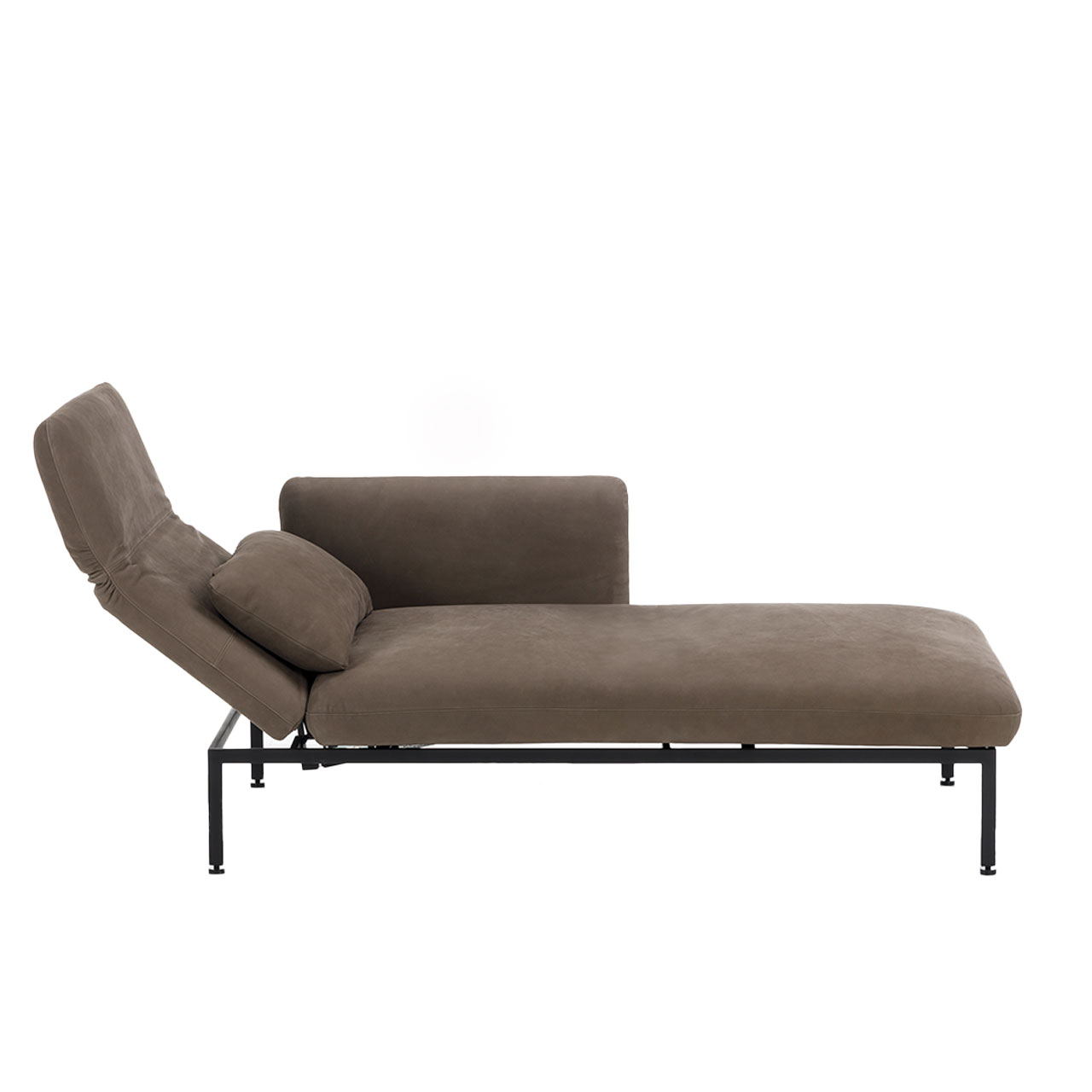 Longchair brühl roro small classic 74277 Schmaler Longchair in braunem Leder mit Armlehne rechts. Die Rückenlehne ist aufgeklappt und halb abgesenkt.