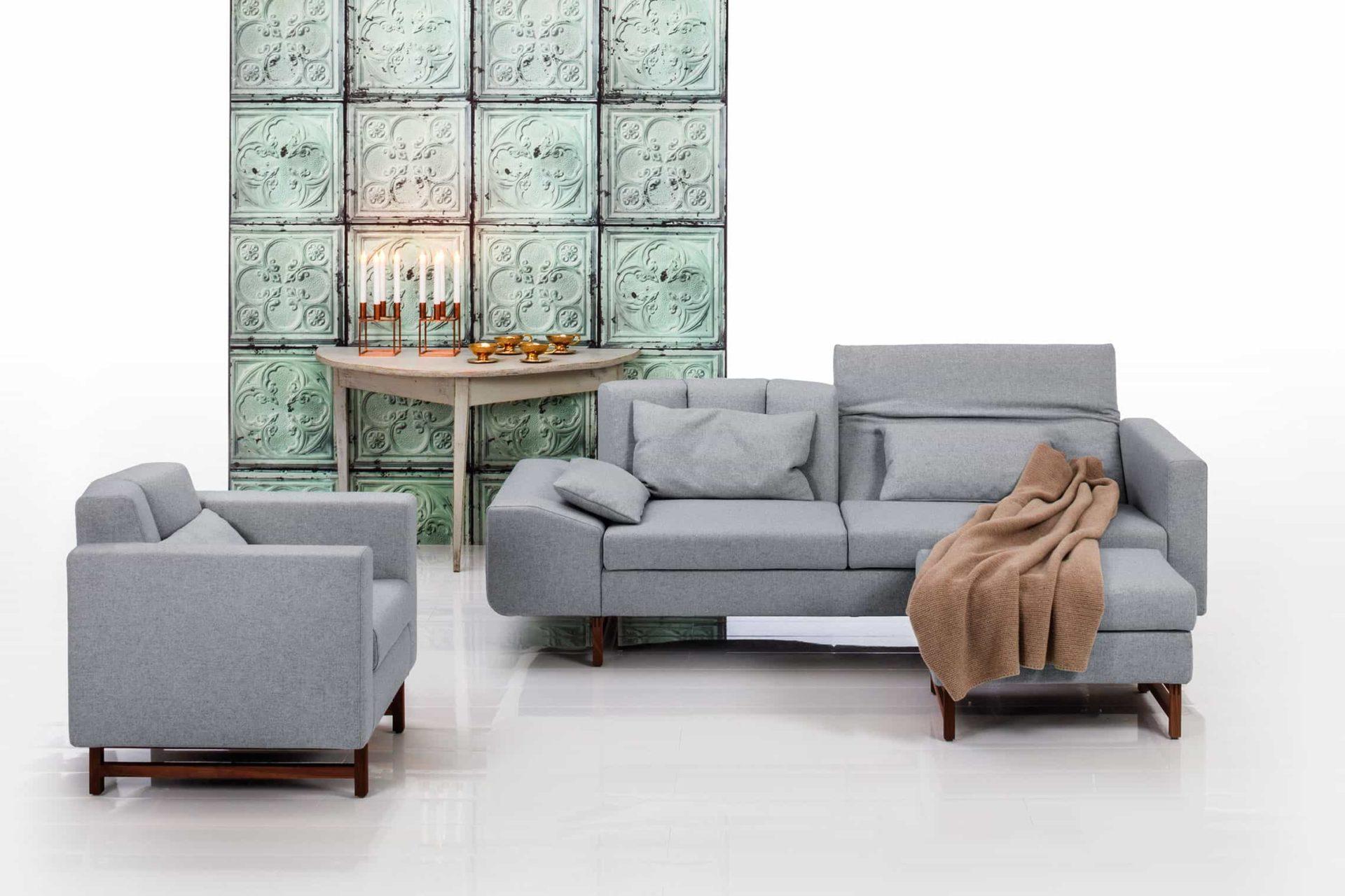 brühl embrace 69610 Ambientebild: brühl embrace Sessel mit asymmetrischem Sofa und Hocker.