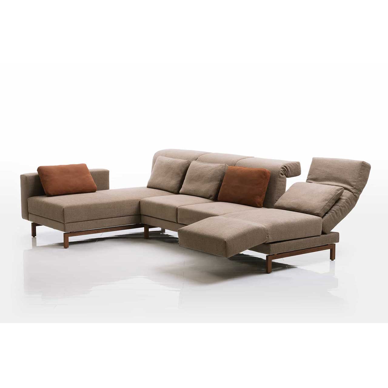 brühl moule-medium - Sitzgruppe 73130 + 73127 Eckgarnitur in hellbraunem Stoff mit Longchair links. Die Armlehne des Longchairs ist bis zum Fußende vorgeschoben. Die rechte Rückenlehne ist halb abgesenkt. Die rechte Armlehne ist zur Relaxposition vorgeschwenkt.