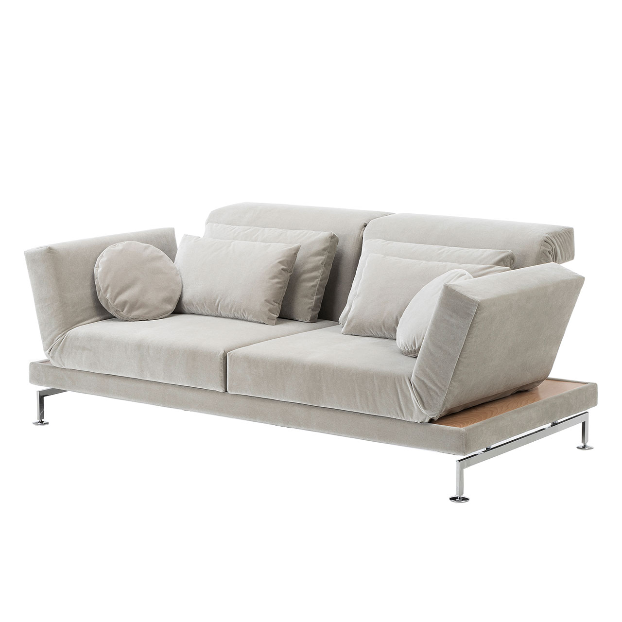 brühl moule large - Sofa 73307 2-Sitzer mit Drehsitzen + Ablage Beiges Sofa. Rechts und links neben den Armlehnen befinden sich schmale Ablageflächen in hellem Holz. Auf dem Sofa liegen vier rechteckige Kissen sowie zwei runde Kissen. Die Kufen sind chrom glänzend.