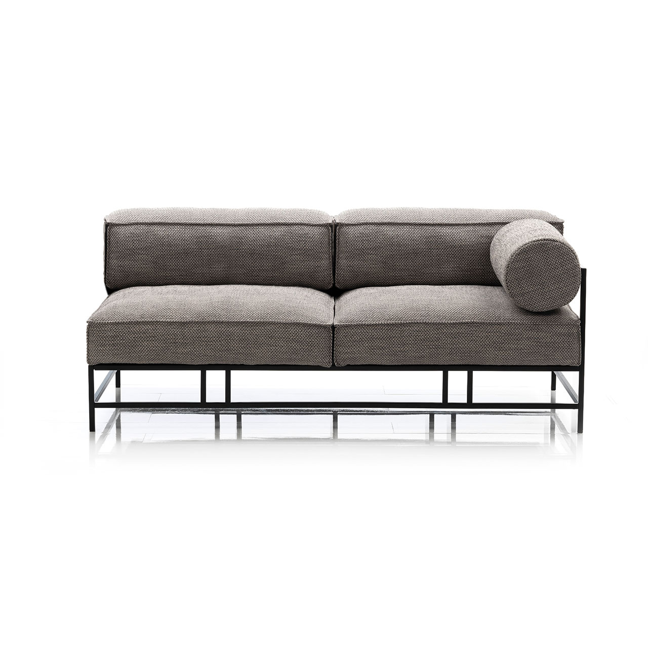 brühl easy pieces Openend Openend mit Armlehnrolle in grauem Stoff und mit schwarzem Metalluntergestell.