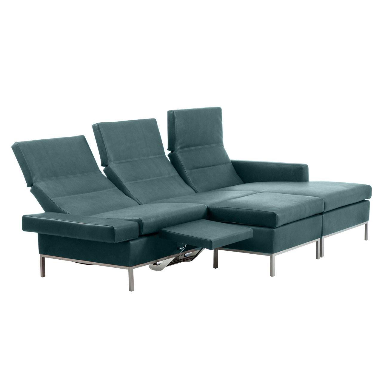 brühl tomo - Eckgruppe Grüne Eckgarnitur mit Longchair rechts. Die Rückenlehnen sind abgesenkt, am linken Sitzplatz ist eine Fußstütze aufgestellt.