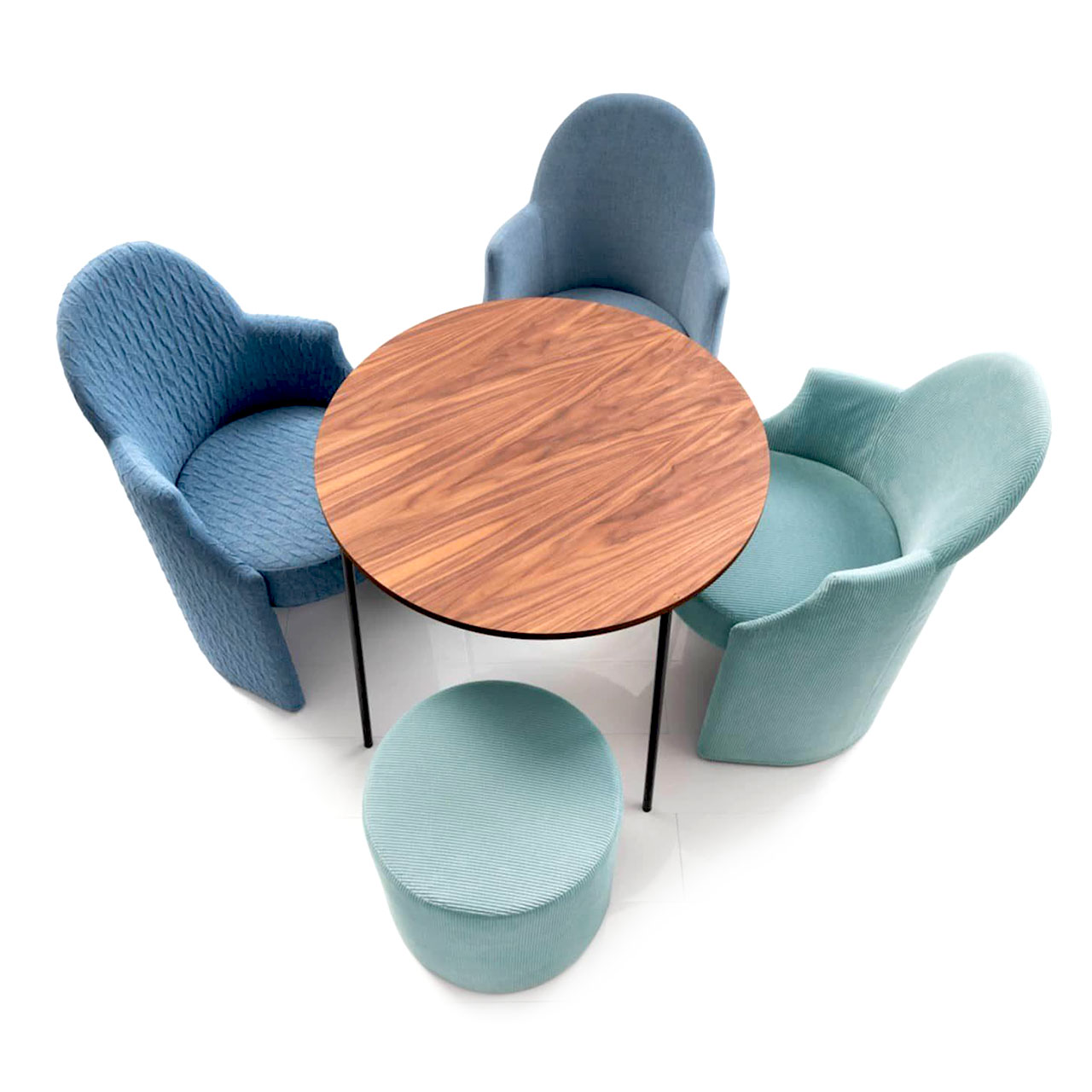 brühl armand Sessel 71601 / 71602 Drei Sessel und ein Hocker der Serie brühl armand stehen um einen runden Tisch mit Holzplatte in Eiche.