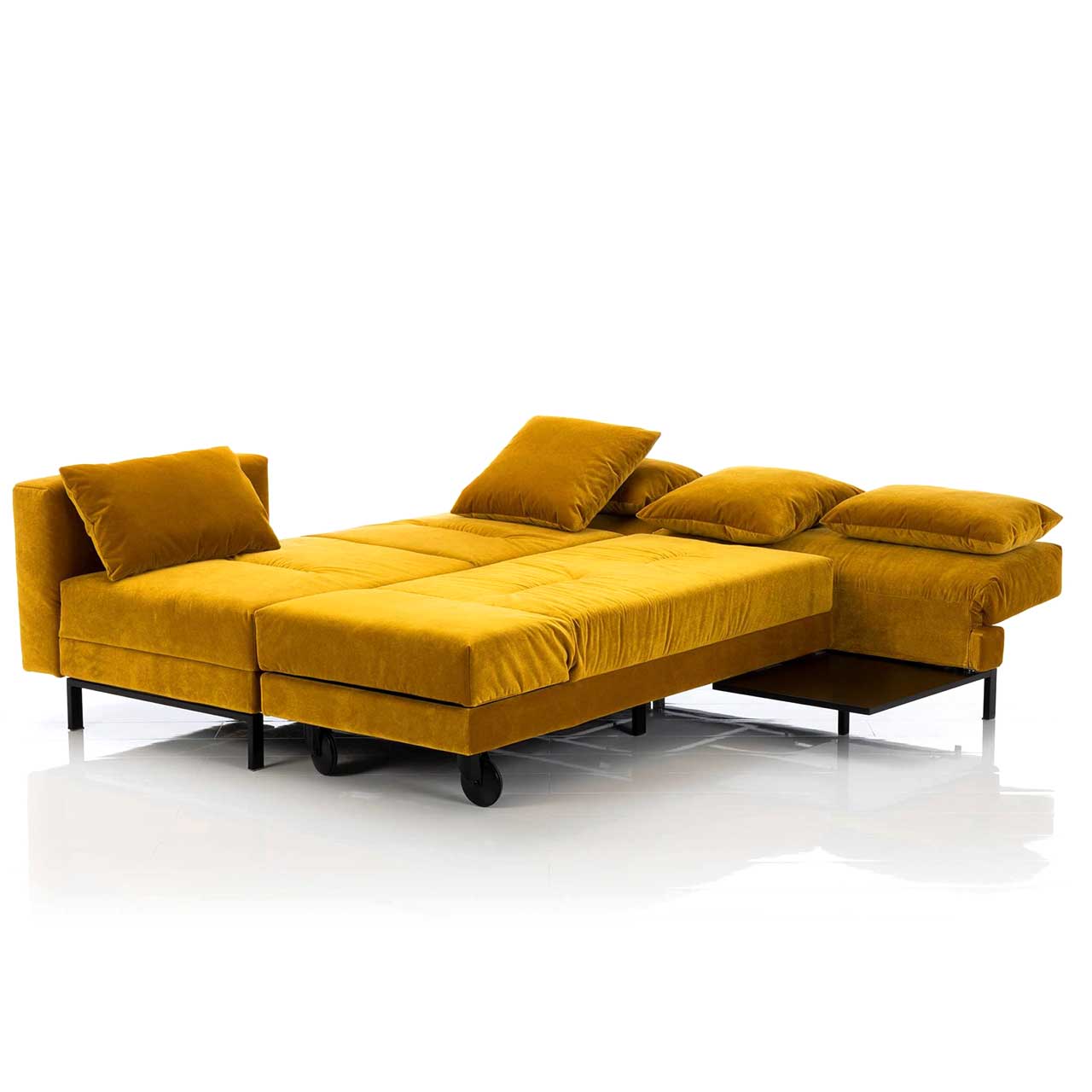 Four-two-68897-2 Gelbe Eckgarnitur. Der Longchair wurde umgeschwenkt und steht parallel zum Anstellsofa, so dass eine Liegefläche entsteht.