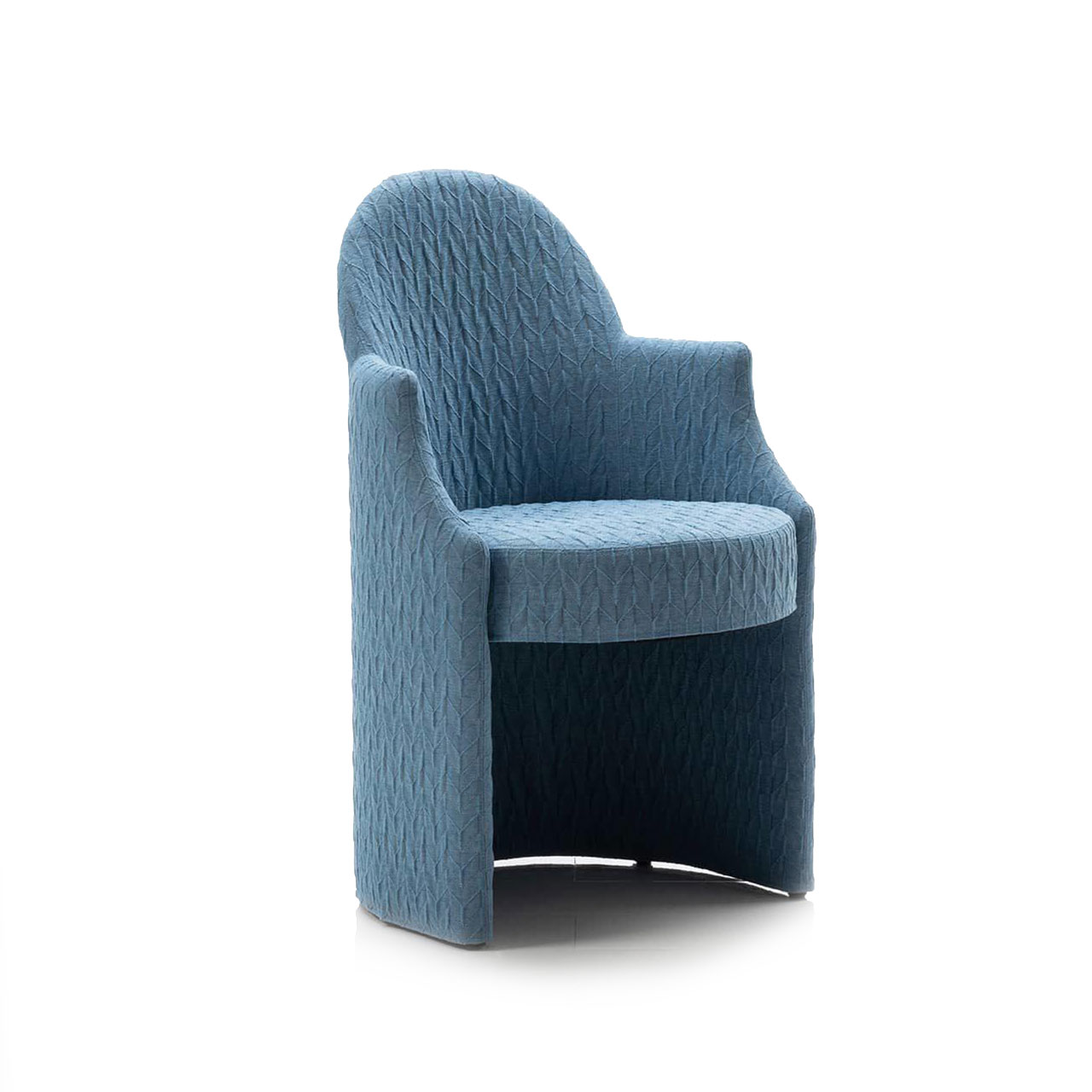 brühl armand Sessel 71601 Ein stahlblauer Sessel mit runder Sitzbasis. Eine halbkreisförmige Schale umschließt die Sitzbasis und bildet gleichzeitig nach oben Armlehnen und Rücken.