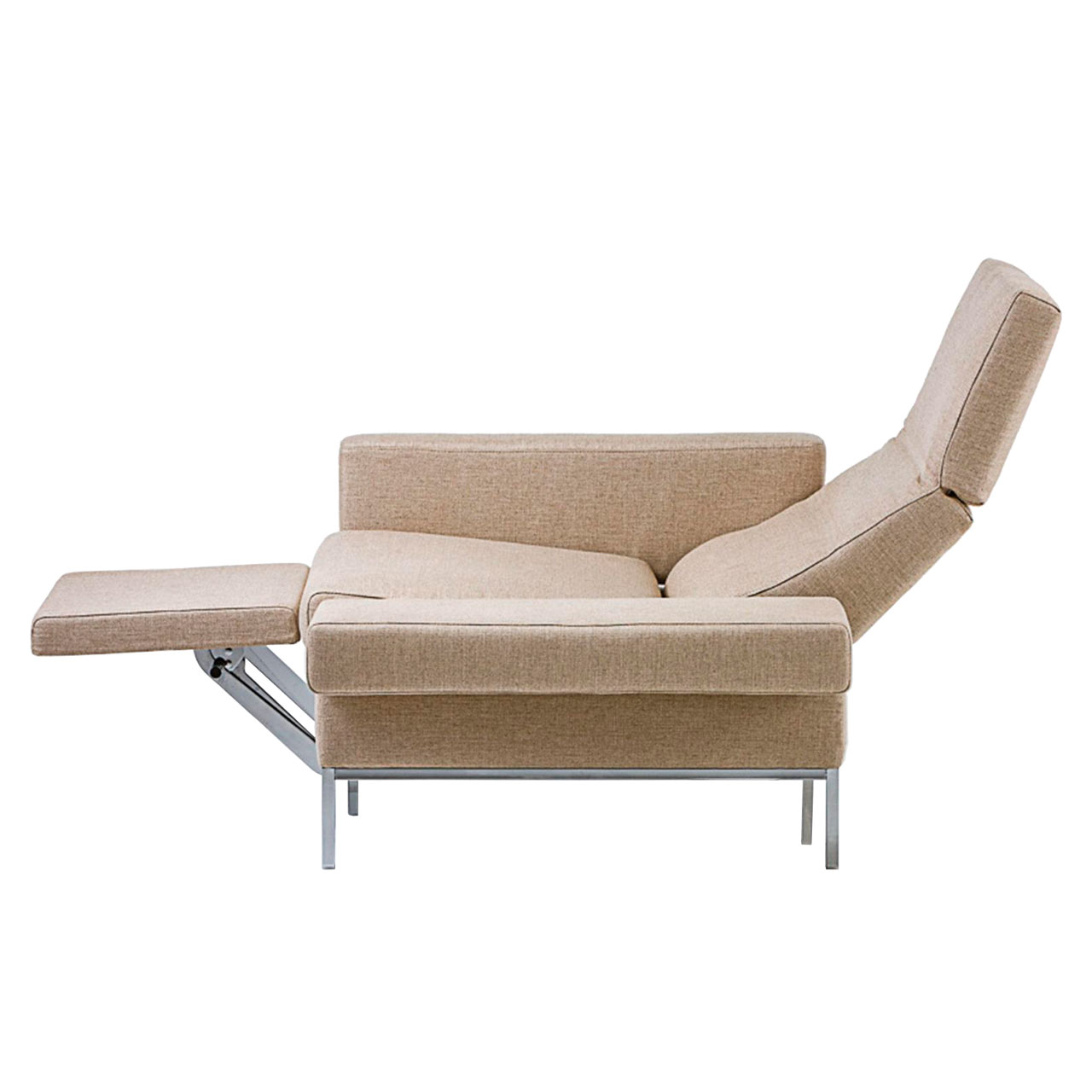 brühl tomo - Sessel Seitenansicht auf einem beigen Ledersessel mit Untergestell in chrom glänzend. Die Fußstütze ist hochgeklappt, die Rückenlehne halb abgesenkt.