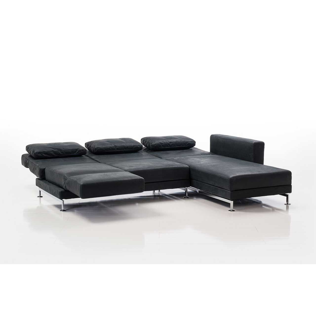 brühl moule small - Garnitur 73222 + 73231 Eckgarnitur in schwarzem Leder mit Longchair rechts. Der Sitzplatz ganz rechts ist zur Relaxliege umgebaut. Alle Rückenlehnen sind in die Waagrechte abgesenkt.