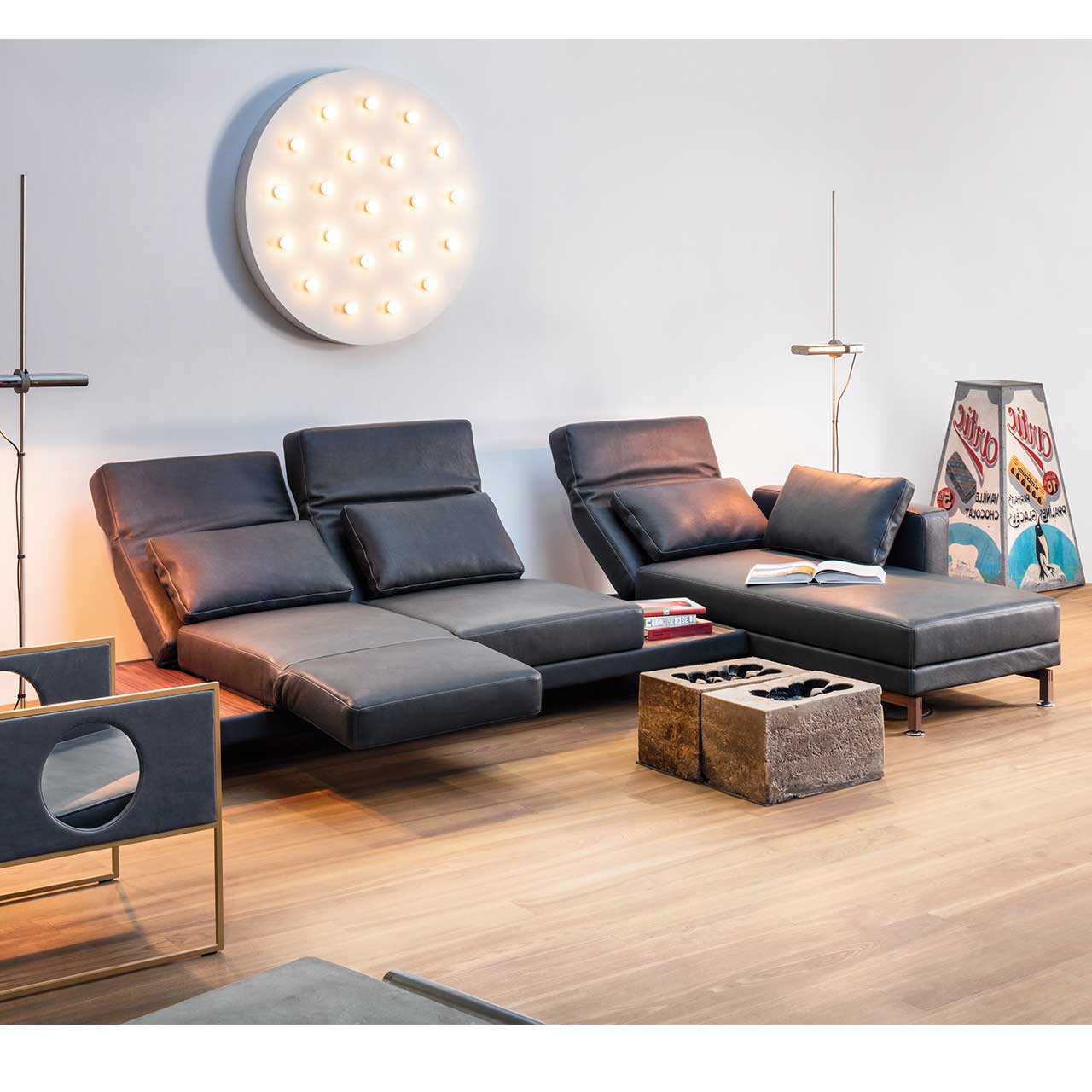 brühl moule-medium - Sitzgruppe 73131 + 73128 Eckgarnitur in schwarzem Leder mit Longchair rechts und mit Ablagefläche zwischen Longchair und Anstellsofa.