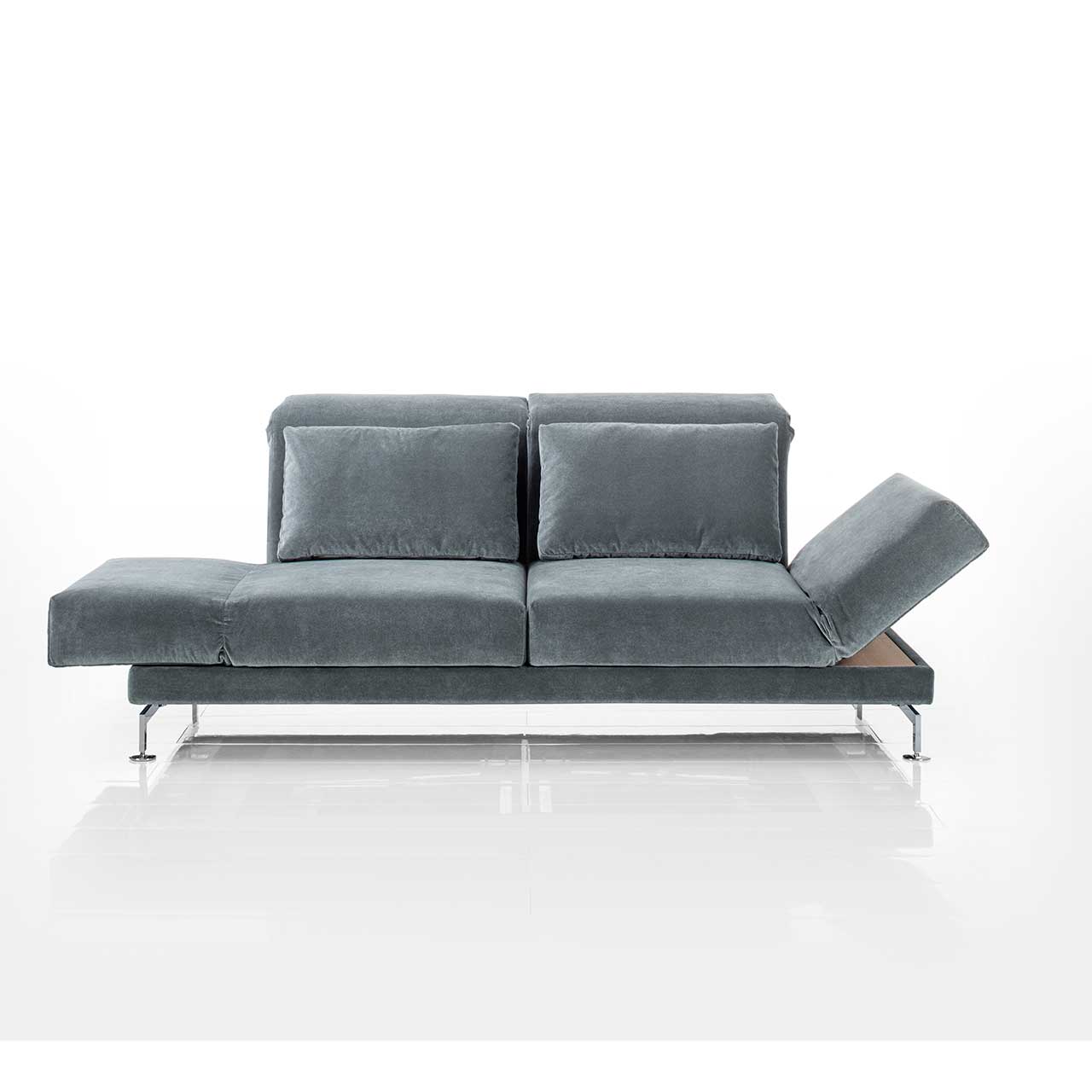 brühl moule small - Sofa 73207 Sofa in grauem Stoff. Die linke Armlehne ist waagrecht abgesenkt, die rechte Armlehne halb abgesenkt.