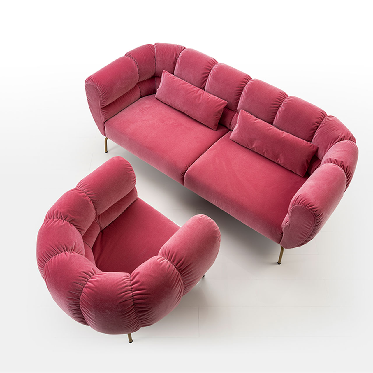 brühl magnolia - Sessel 73001 und Sofa-2,5 73008 Ensembke aus Sofa und Sessel von brühl magnolia. Das Bild wurde von oben aufgenommen. Beide Möbel sind mit einem roten Stoff bezogen. Die Füße sind golden.