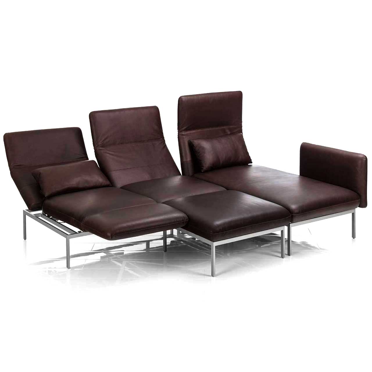 Garnitur brühl roro medium classic 74106 + 74123 Relaxfunktion Eckgarnitur der Serie roro medium classic mit Longchair rechts und Anstellsofa links in braunem Leder. Die Rückenlehnen sind teilweise abgesenkt.