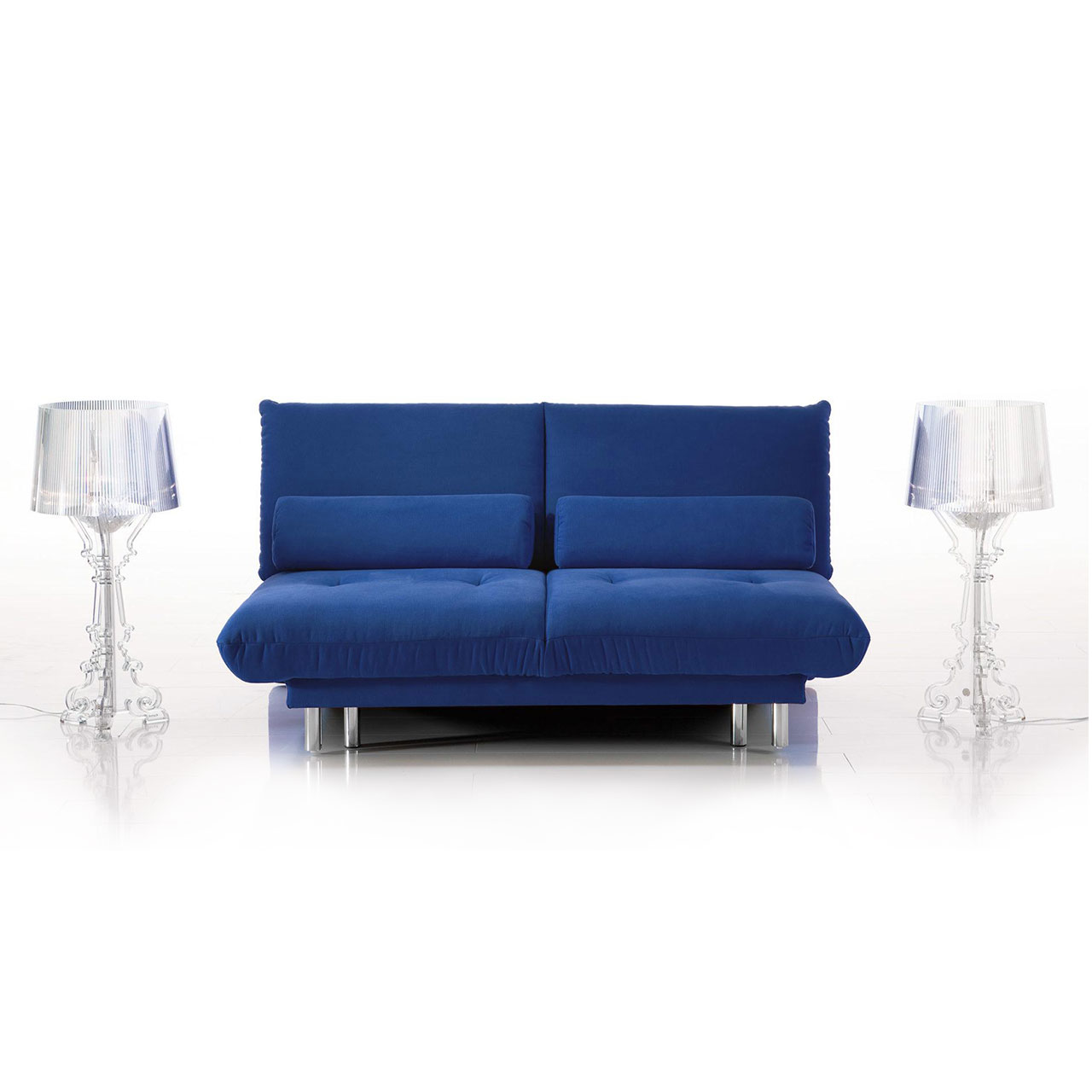 brühl quint 31616 / 31617 Dunkelblaues Sofa zwischen zwei Stehlampen. das Sofa hat keine Armlehnen.