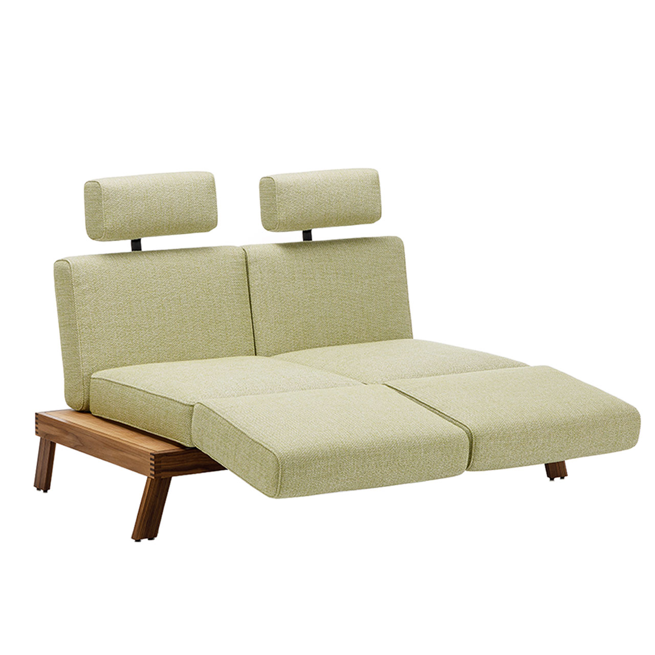 brühl lofoten lounge - Sofa-2,5 73409 Sofa der Serie brühl lofoten Lounge mit Drehsitzen. Die Polster sind mit einem hellgrünen Stoff bezogen, das Untergestell ist in Eiche hell. Die Armlehnen sind nach vorne geschwenkt und senkrecht gestellt.