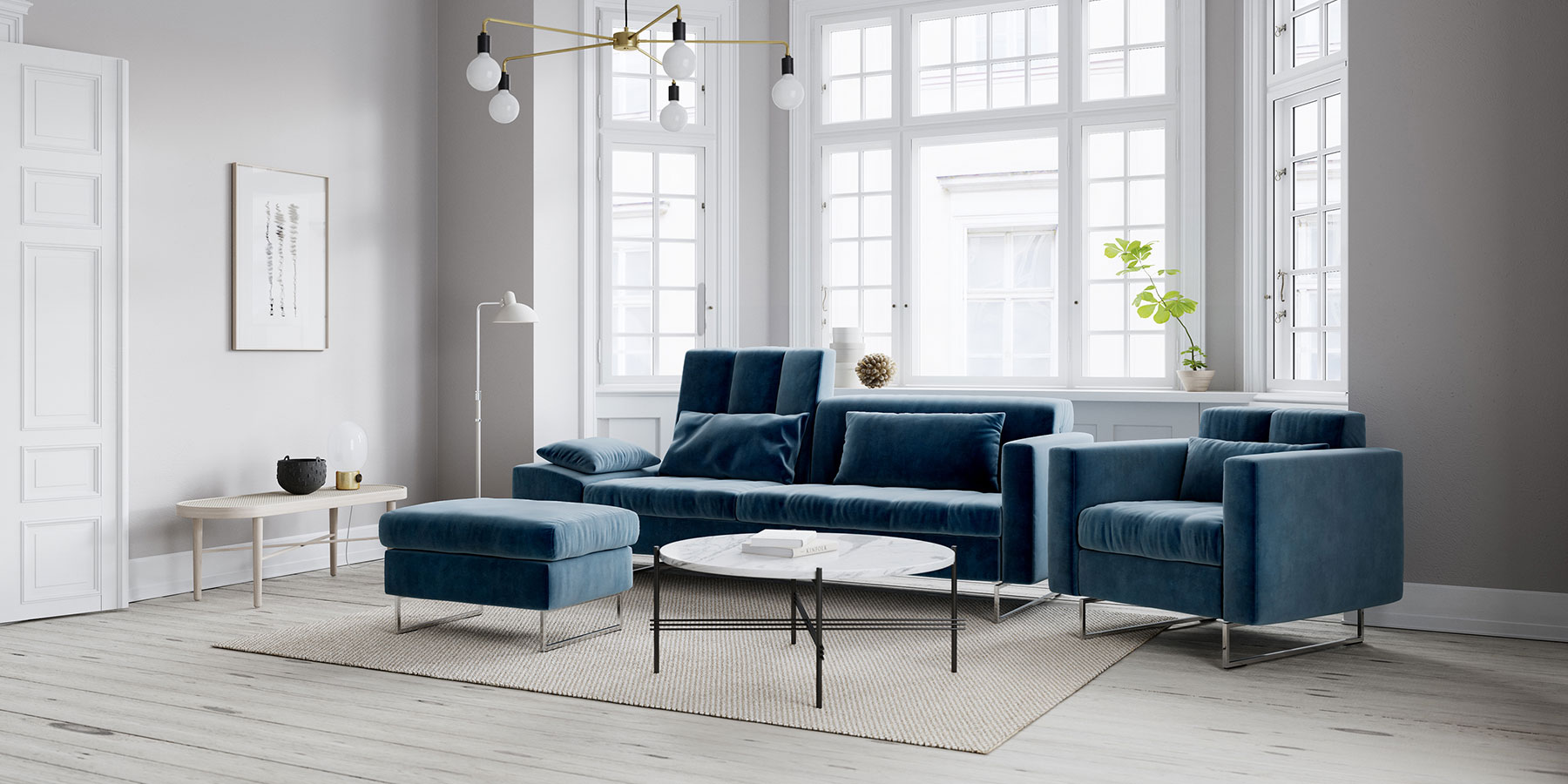 Polstermöbel von brühl embrace Ein eckiges Sofa in blaugrauem Stoff mit einer erhöhten Rückenlehne auf der linken Seite steht zusammen mit einem passenden Sessel und einem Hocker.