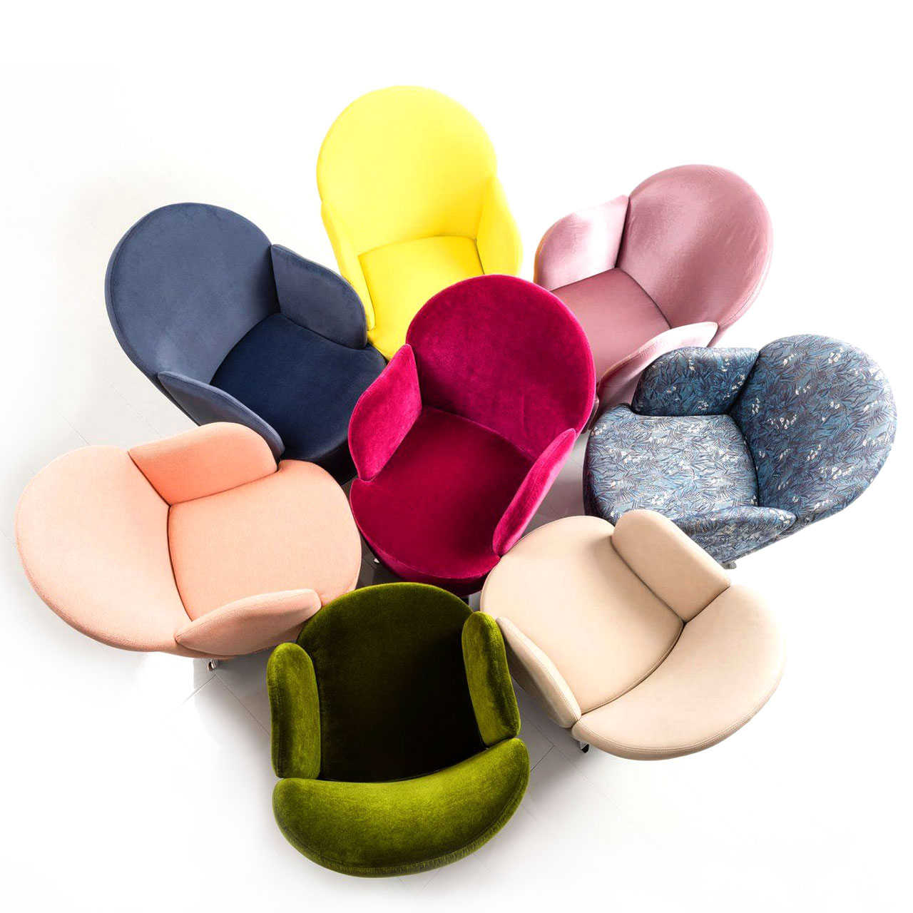 brühl floret Sessel 65801 Acht Sessel der Serie floret stehen blütenförmig angeordnet beieinander. Die Sessel sind alle mit unterschiedlichen Stoffen bezogen.