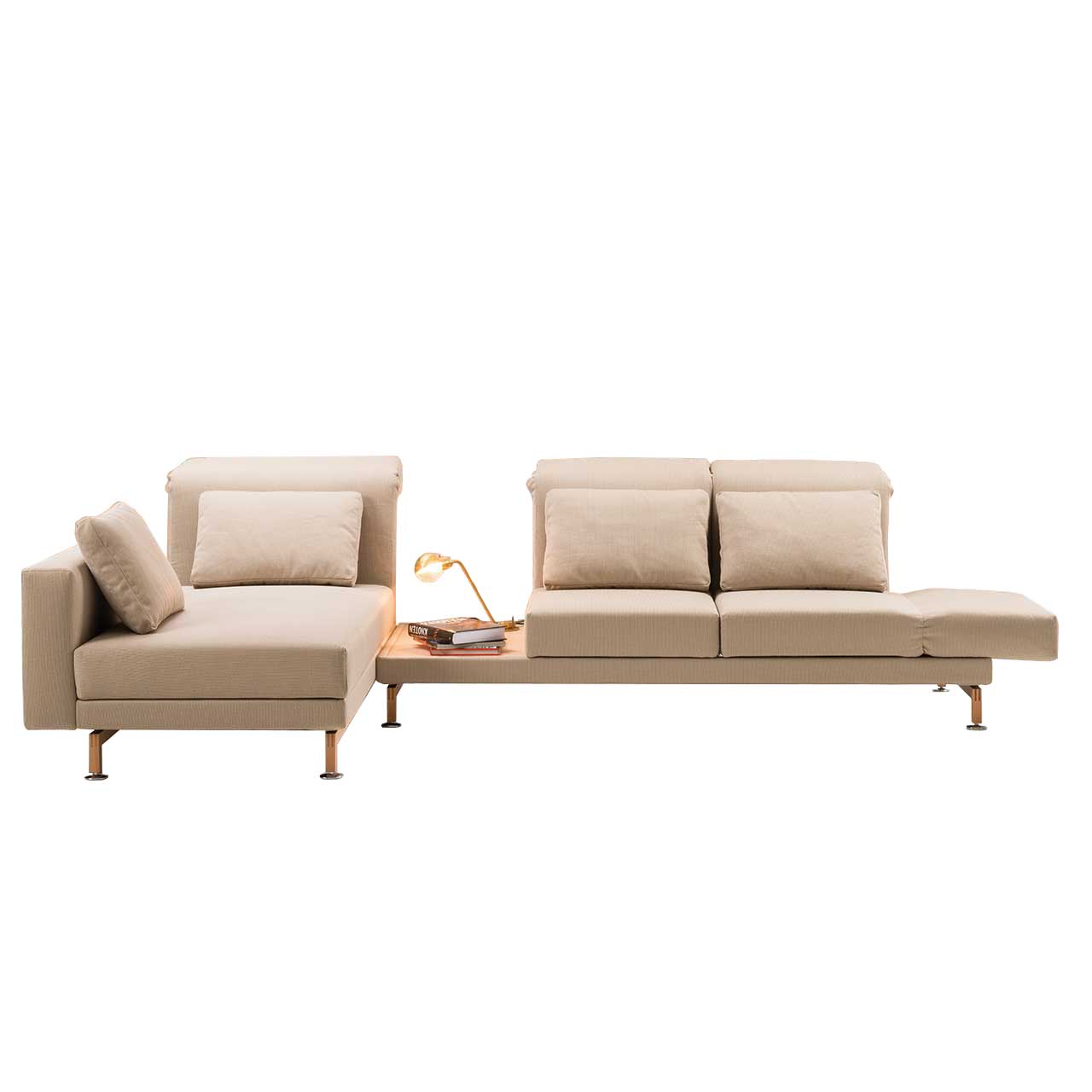 brühl moule small - Garnitur 73230 + 73229 Eckgarnitur in hellbraunem Stoff mit Longchair links und mit Ablagefläche zwischen Longchair und Anstellsofa.