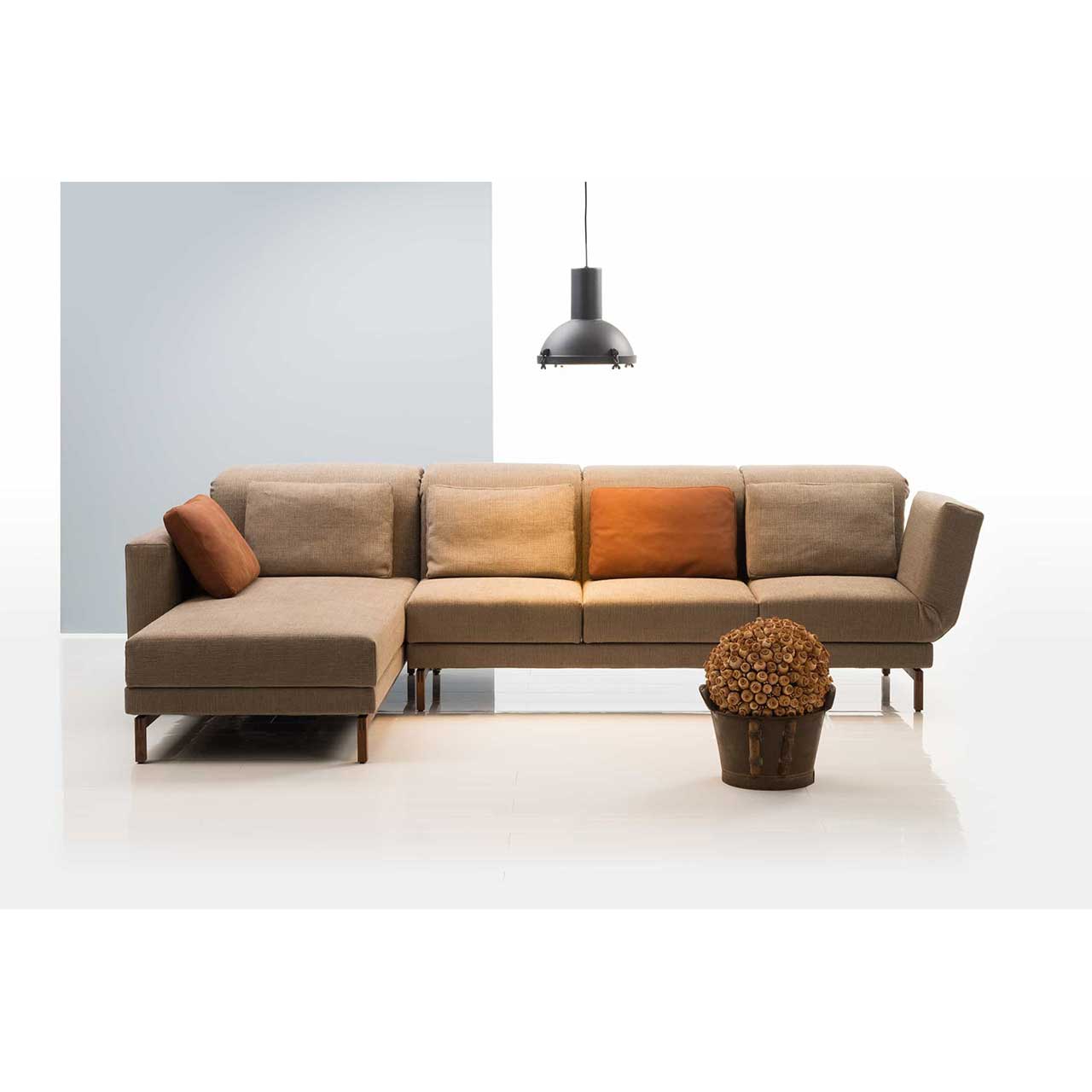 brühl moule-medium - Sitzgruppe 73130 + 73127 Eckgarnitur in hellbraunem Stoff mit Longchair links.