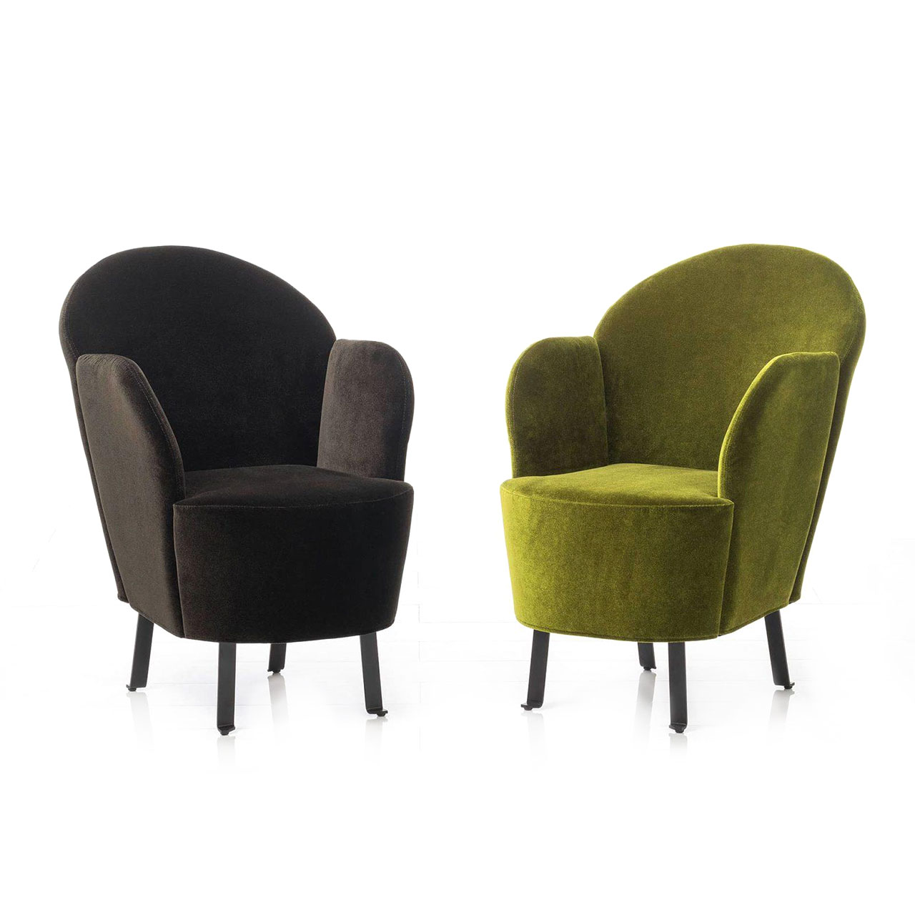 brühl floret Sessel 65801 Zwei Sessel mit Füßen aus schwarzem Flachstahl. Die Bezüge sind in einem dunklen moosgrün und einem helleren grün gehalten.