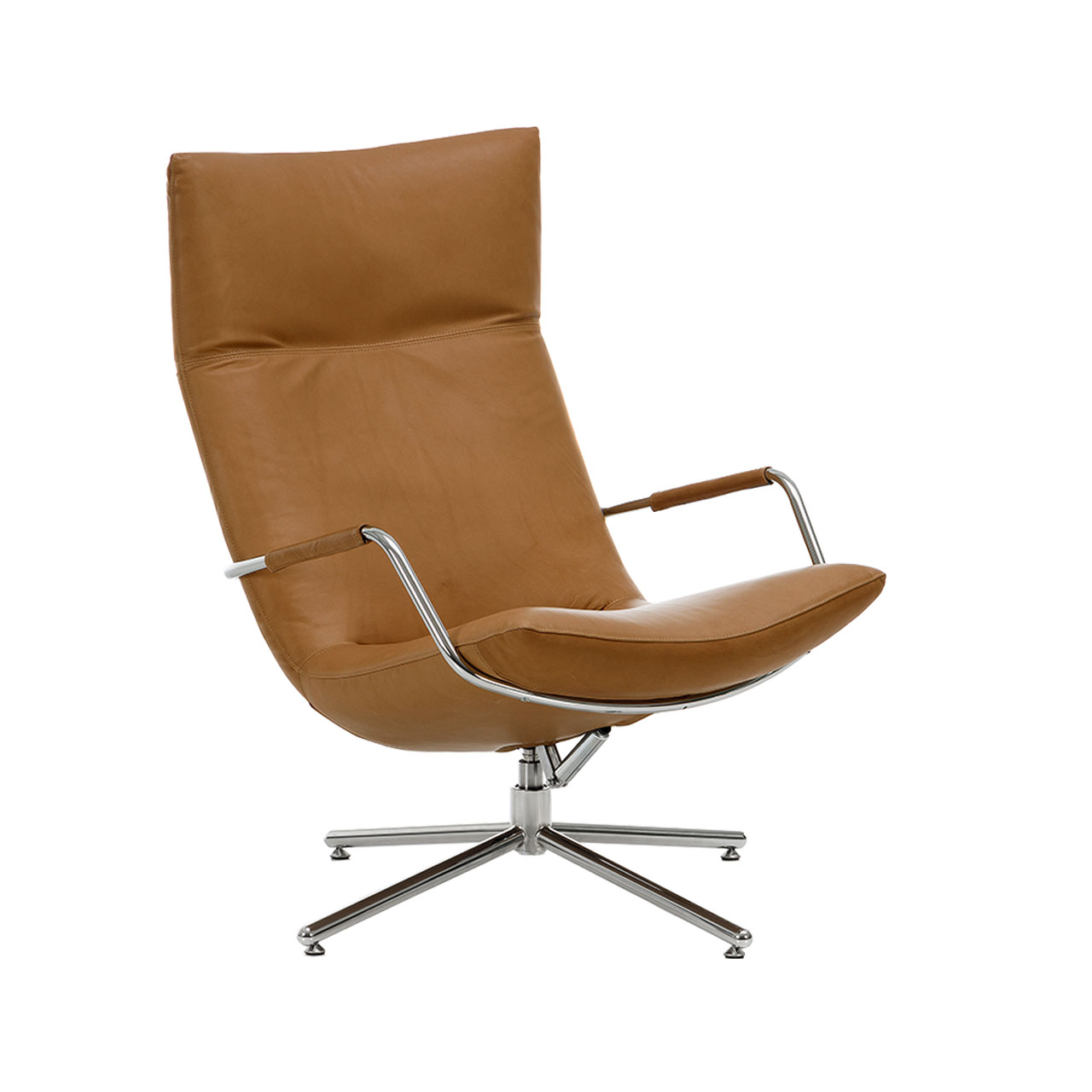 brühl gerard 59606 Ein Drehsessel in hellbraunem Leder mit verchromt glänzendem Kreuzfuß. Der Sessel hat ebenfalls verchromt glänzende Armlehnen.