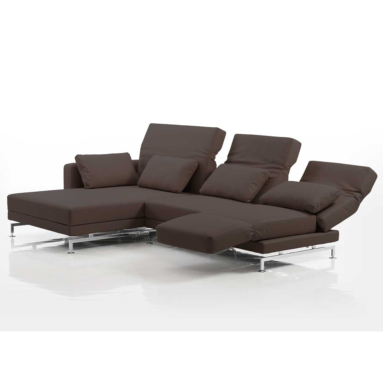 brühl moule-medium - Sitzgruppe 73138 + 73123 Eckgarnitur mit breitem Longchair links in braunem Stoff. Die mittlere und rechte Rückenlehne sind teilweise abgesenkt. Die rechte Armlehne ist zur Fußstütze vorgeschwenkt.